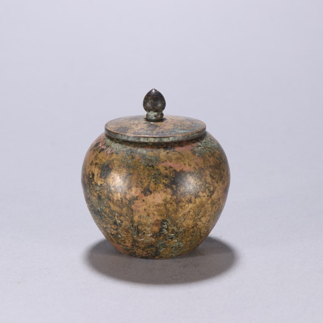 A fine piece of copper lid jar: Exquisite copper lid jars Size:H:6.7cmW:6cmW:0.2531kg (The Dimensions Of All Batches Are Manually Measured.If You Need More Detailed Information, Please Contact Our Customer Service Before Bidding.)
