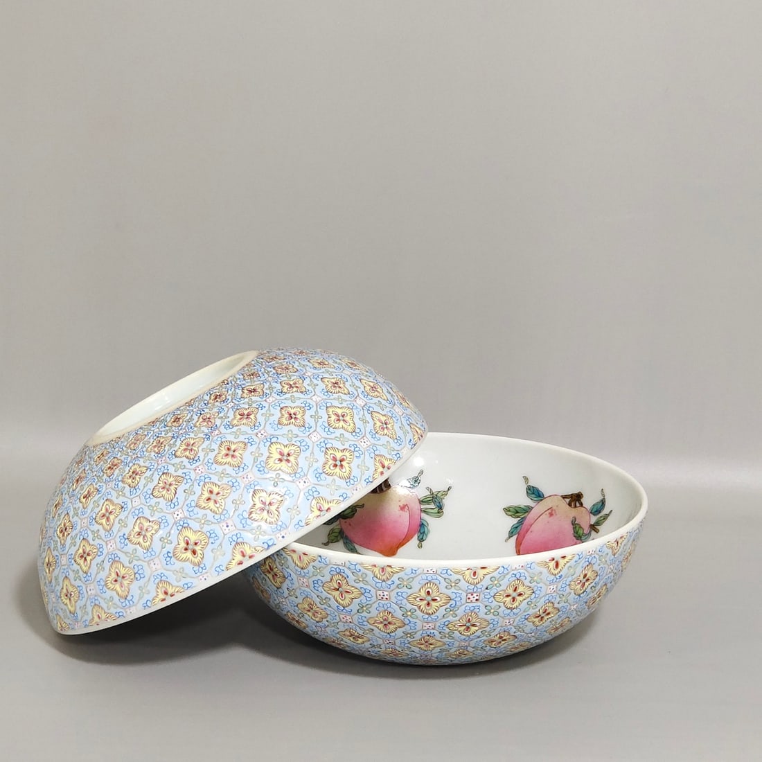 A Jindi Shou Tao Nested Bowl made in the Yongzheng year of the Qing Dynasty: Qing Dynasty Yongzheng year Jindi Shoutao nest bowl Size:H:4.5cmCalibre:13cm (The Dimensions Of All Batches Are Manually Measured.If You Need More Detailed Information, Please Contact Our Customer Ser