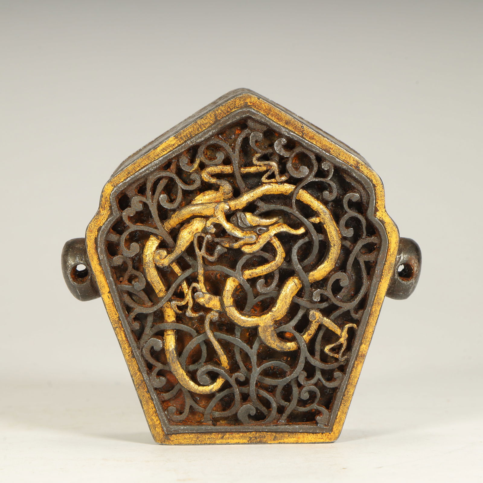 A Tang Dynasty iron-cut gold-entwined dragon pattern hexagonal belt: Tang Dynasty iron-cut gold entwined dragon pattern hexagonal belt Size:H:9.5cmL: 10cmW:2.7cmW:234.5g (The Dimensions Of All Batches Are Manually Measured.If You Need More Detailed Information, Please