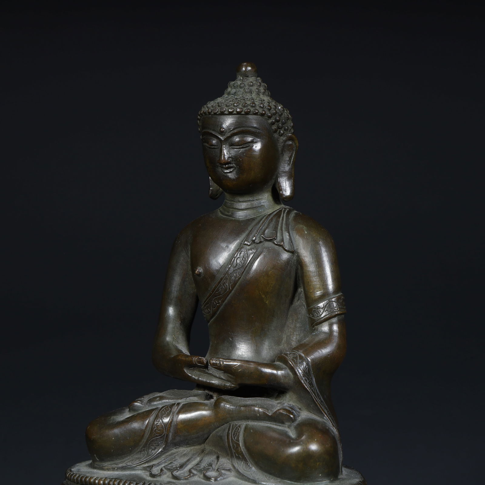 A seated statue of Shakyamuni Buddha made of bronze in the Ming Dynasty (1 of 9)