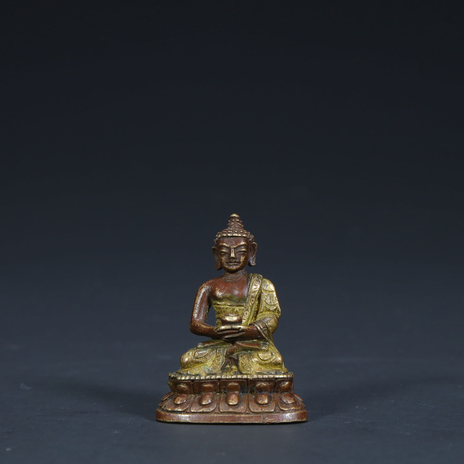 A statue of the Buddha of Infinite Life in copper mud and gold in the Qing Dynasty: Qing Dynasty copper clay gold Infinite Life Buddha statue Size:H:3.6cmL: 2.6cmW:1.8cmW:25.4g (The Dimensions Of All Batches Are Manually Measured.If You Need More Detailed Information, Please Contact