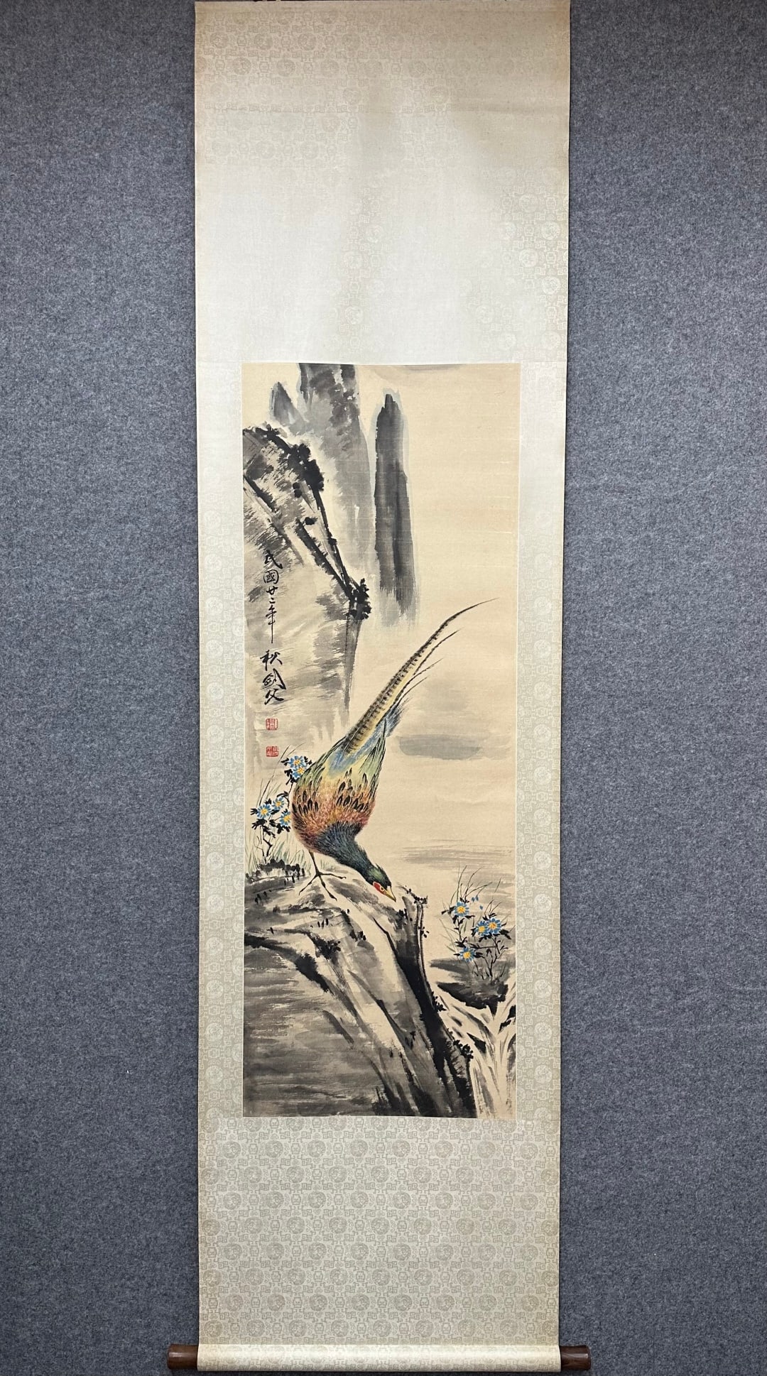 A vertical scroll of old leather paper by Gao Jianfu's brocade chicken picture: Gao Jianfu's brocade chicken picture old leather paper vertical axis Flowercore:Size:122×45cm (The Dimensions Of All Batches Are Manually Measured.If You Need More Detailed