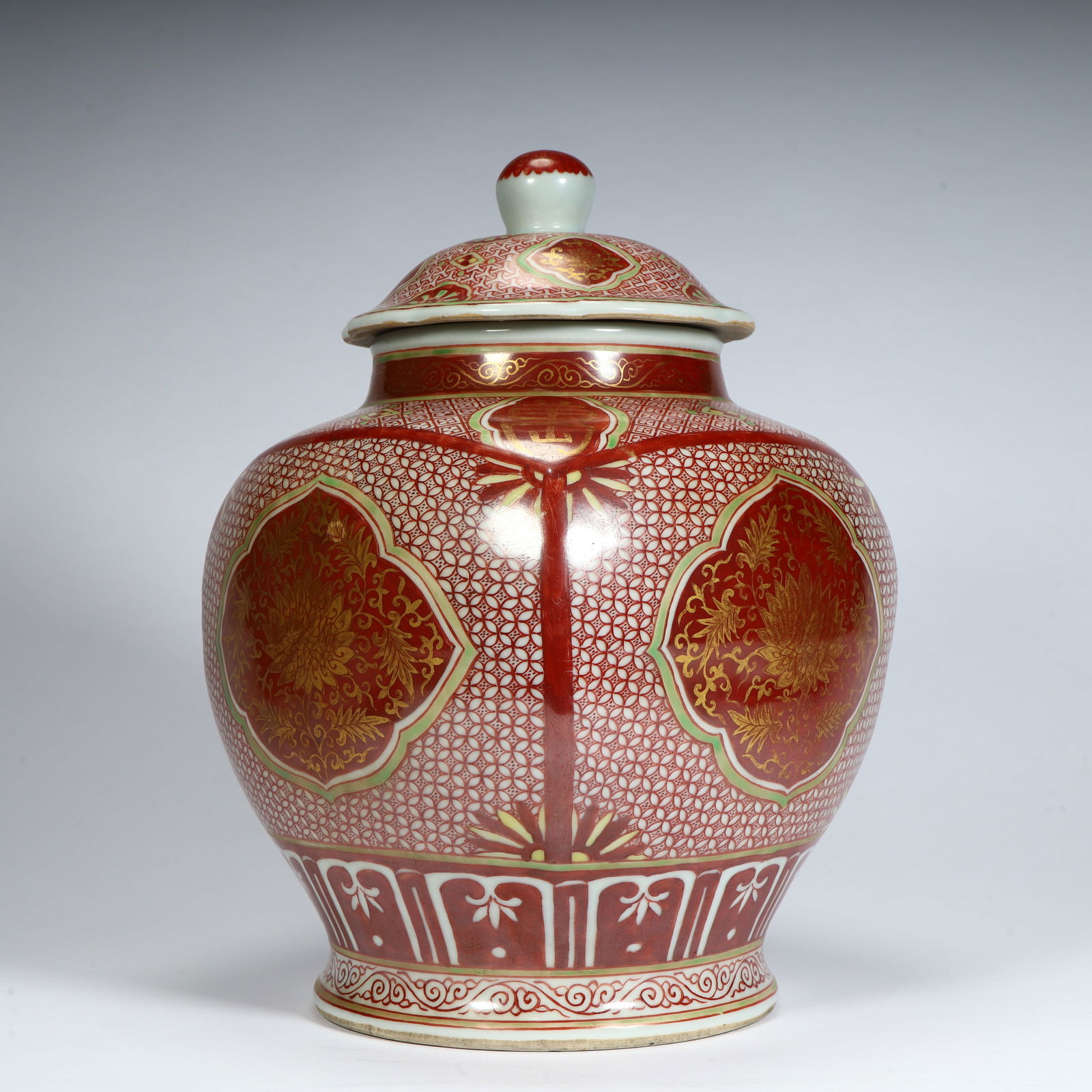 A Ming Dynasty Jiajing alum red brocade consecrated floral pattern lid jar: The Jiajing model of the Ming Dynasty alum red gilded brocade consecrated flower pattern lid jar Size:H:28cmL: 18cmW:18cmW:2.5kg (The Dimensions Of All Batches Are Manually Measured.If You Need More D