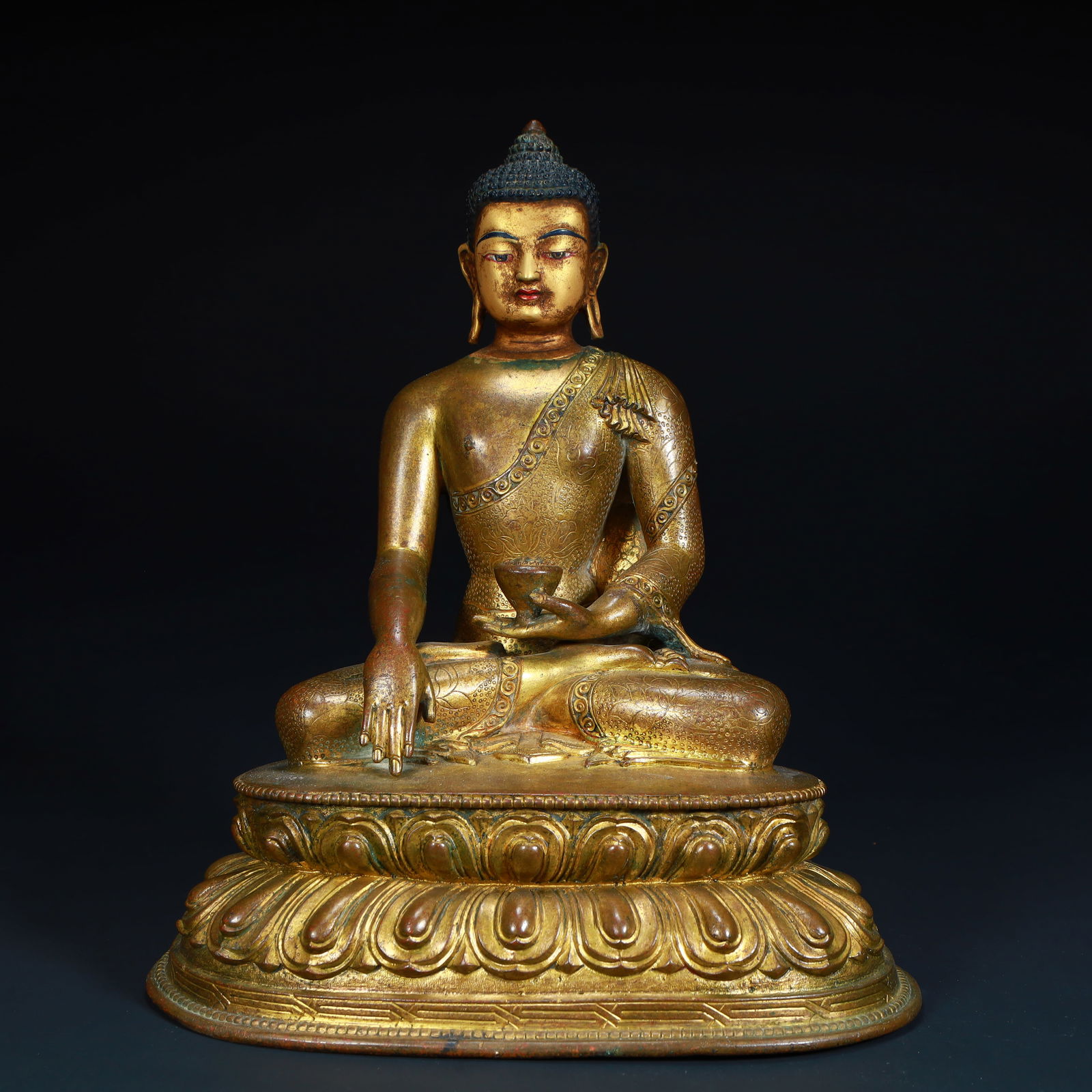 A seated statue of Shakyamuni Buddha in bronze gilt in the Qing Dynasty: Qing Dynasty bronze gilt seated statue of Shakyamuni Buddha Size:H:25cmL: 20cmW:14.5cmW:2.3kg (The Dimensions Of All Batches Are Manually Measured.If You Need More Detailed