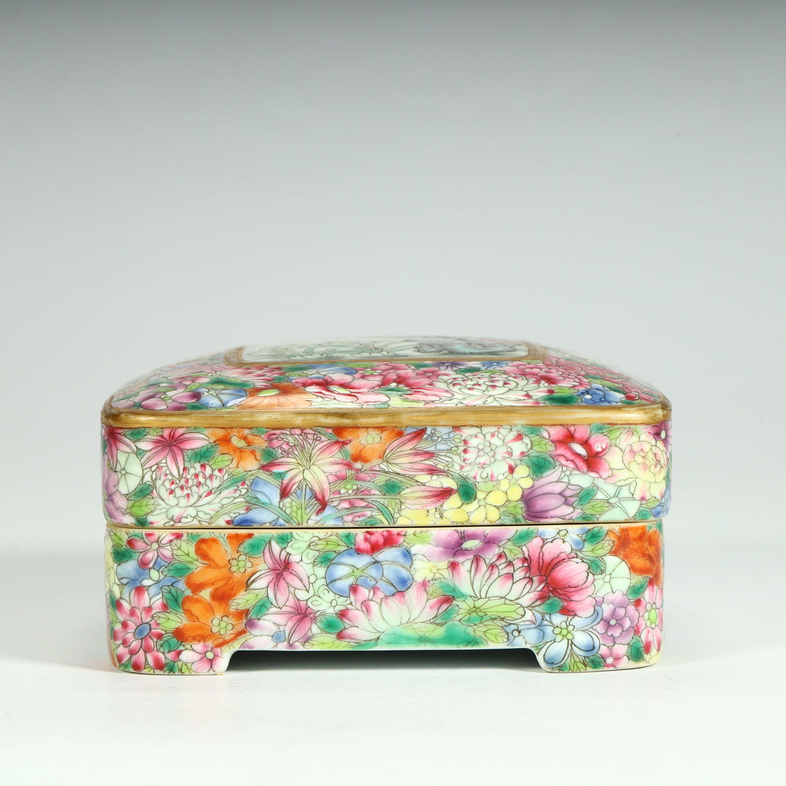 A pastel kaleidoscope non-floor pattern lid box made in the Qianlong period of the Qing Dynasty (1 of 9)