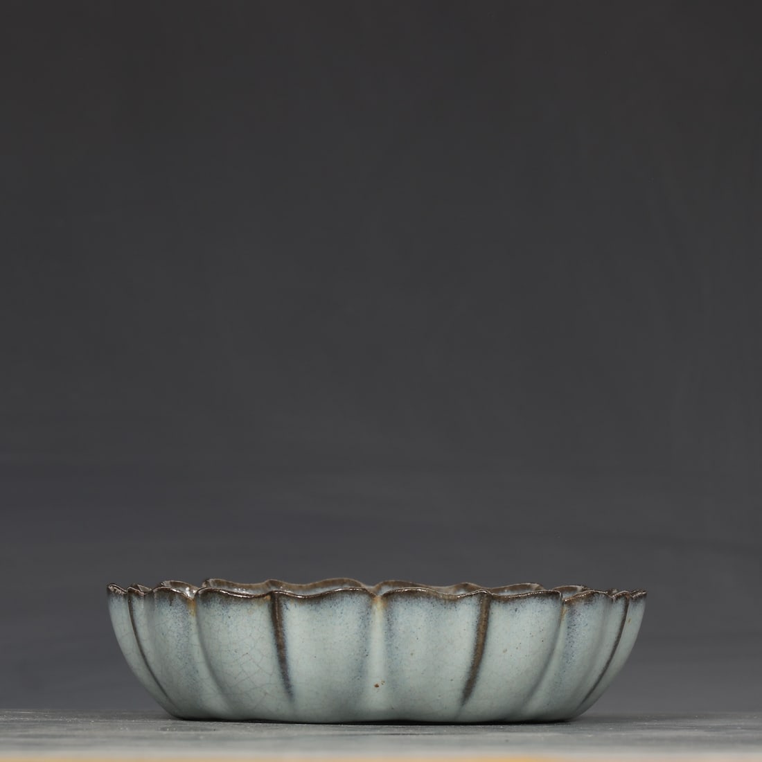 A piece of Song Dynasty Jun kiln sky blue glaze purple red spotted sunflower mouth wash: The sky blue glaze purple-red spotted sunflower of the Song Dynasty Jun kiln is washed Size:H:3.3cmD:13.5cm (The Dimensions Of All Batches Are Manually Measured.If You Need More