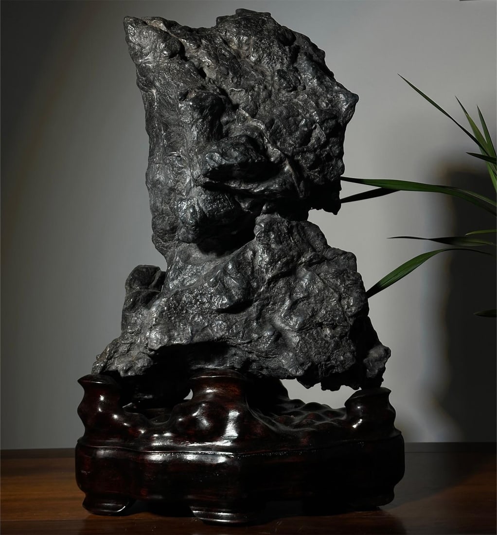 A beautiful Lingbi stone Shoushan Fuhai: Exquisite Lingbi stone Shoushan Fuhai Size:H:60cmW:38cmT:26cm (The Dimensions Of All Batches Are Manually Measured.If You Need More Detailed Information, Please Contact Our Customer Service Before Bid