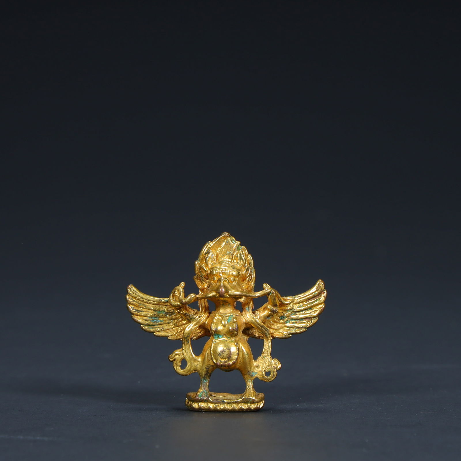 A bronze gilt golden-winged bird statue of the Qing Dynasty: The bronze gilt golden-winged bird statue of the Qing Dynasty Size:H:3.5cmL: 4cmW:1cmW:15.5g (The Dimensions Of All Batches Are Manually Measured.If You Need More Detailed Information, Please Contact