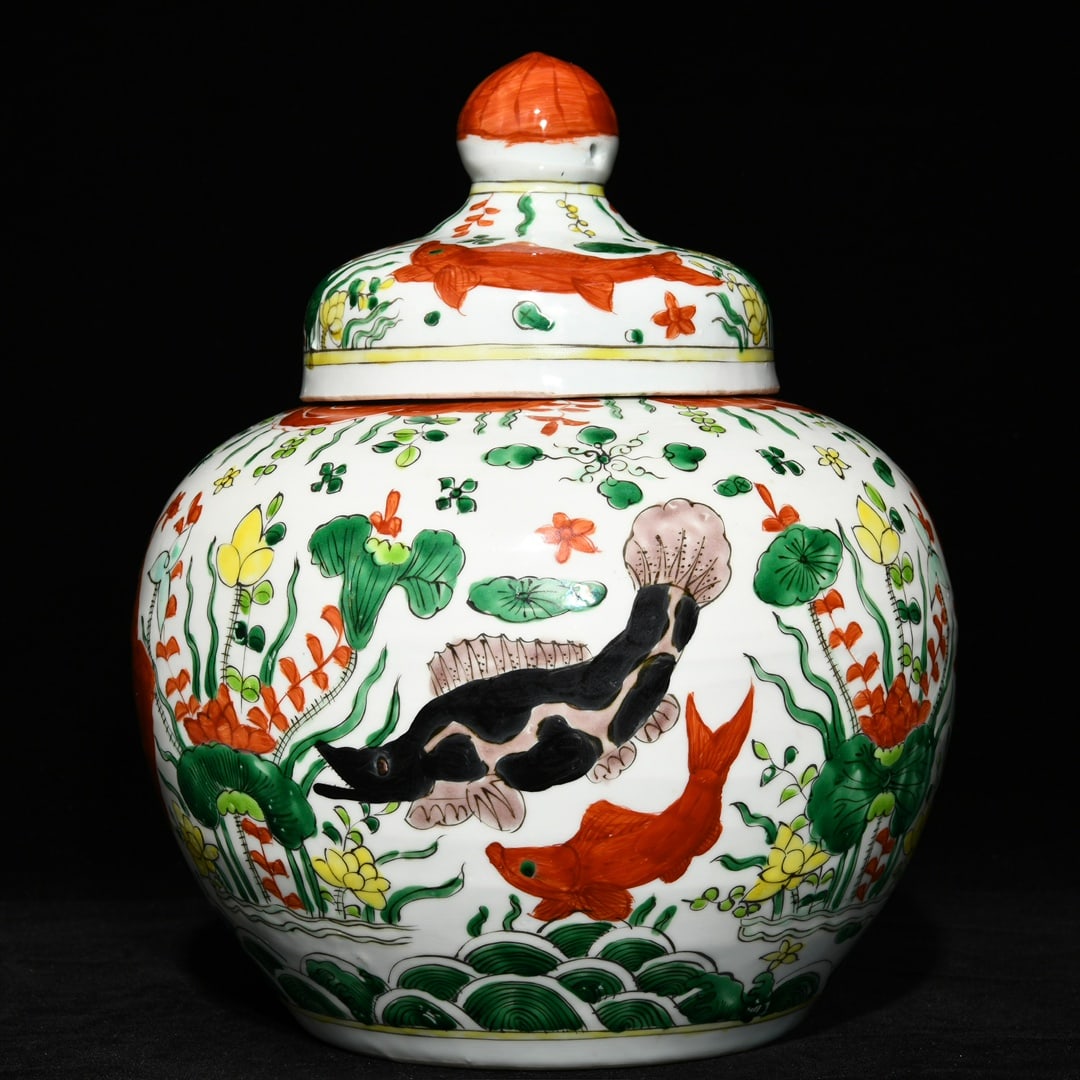 A colorful fish and algae pattern lid jar made in the Jiajing period of the Ming Dynasty: The colorful fish and algae pattern lid jar made in the Jiajing period of the Ming Dynasty Size:H:26.5cmD:22.5cm (The Dimensions Of All Batches Are Manually Measured.If You Need More Detailed Informat