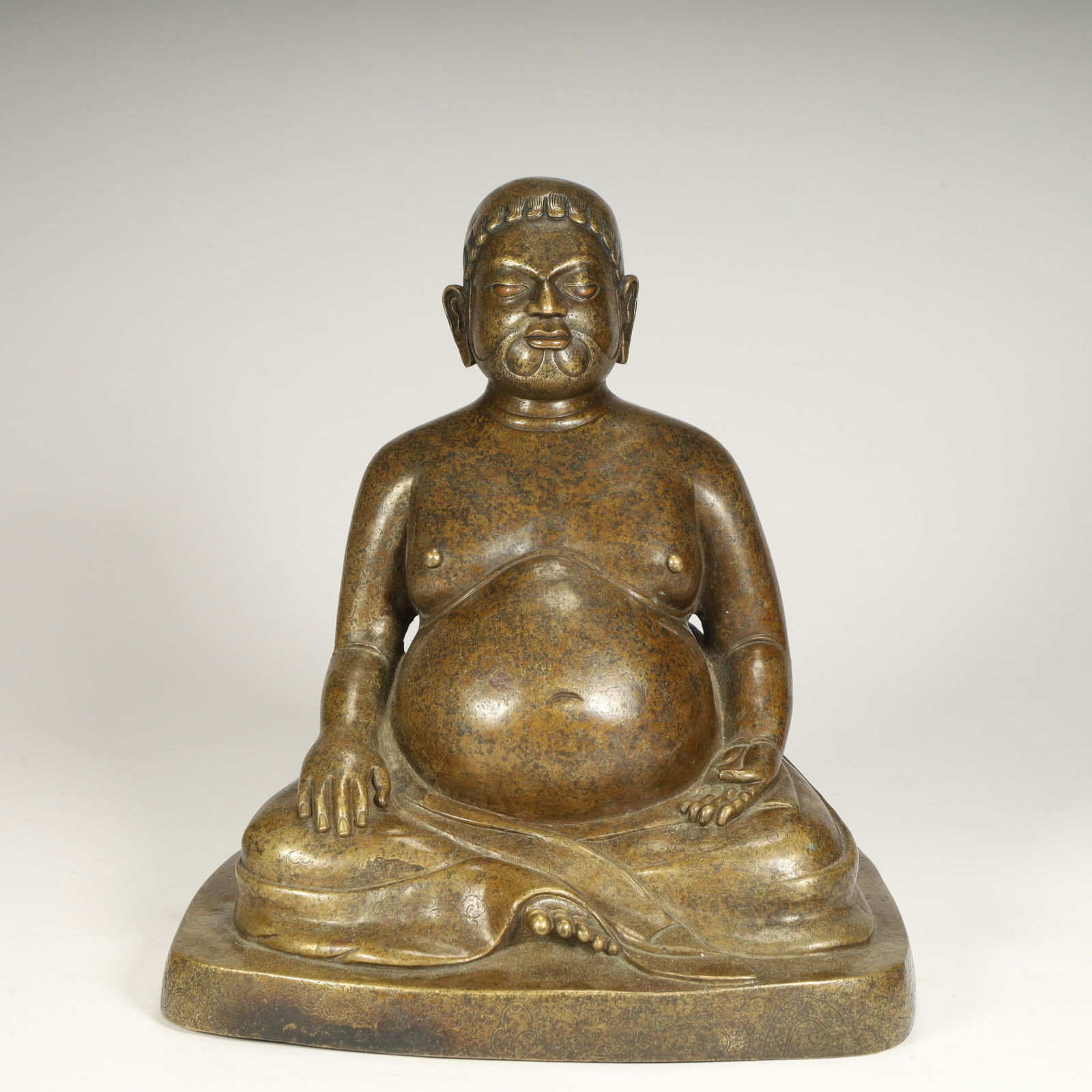 A seated statue of Bronze Bodhidharma in the Ming Dynasty: Ming Dynasty bronze Bodhidharma seated statue Size:H:22cmL: 18.5cmW:15.5cmW:3.5kg (The Dimensions Of All Batches Are Manually Measured.If You Need More Detailed Information, Please Contact Our Custome