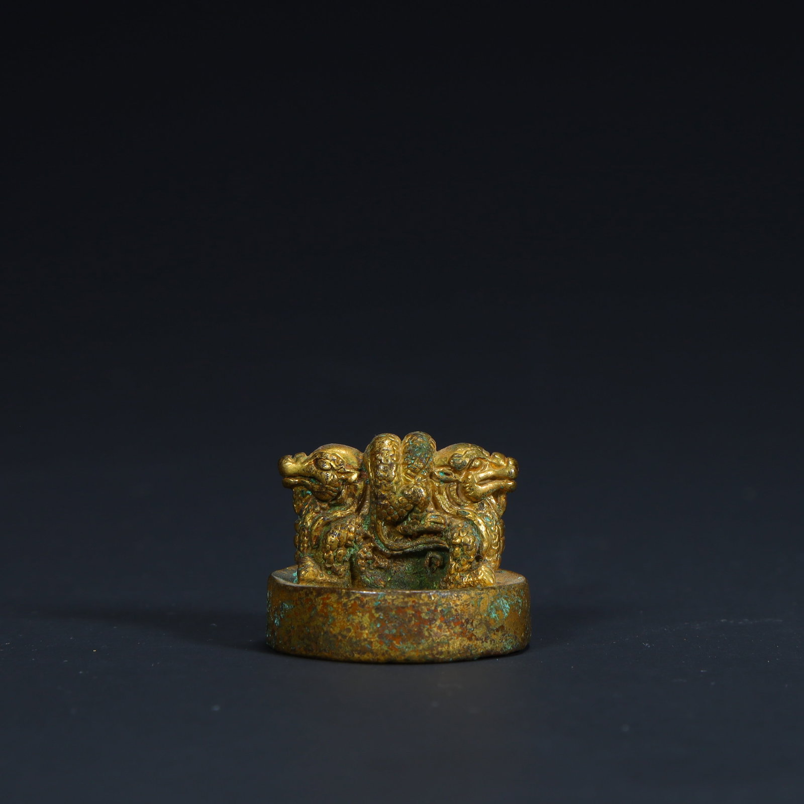 A fine copper gilt dragon twist seal: Exquisite copper gilt dragon twist seal Size:H:2.3cmL: 2.7cmW:2.7cmW:40g (The Dimensions Of All Batches Are Manually Measured.If You Need More Detailed Information, Please Contact Our Customer Service
