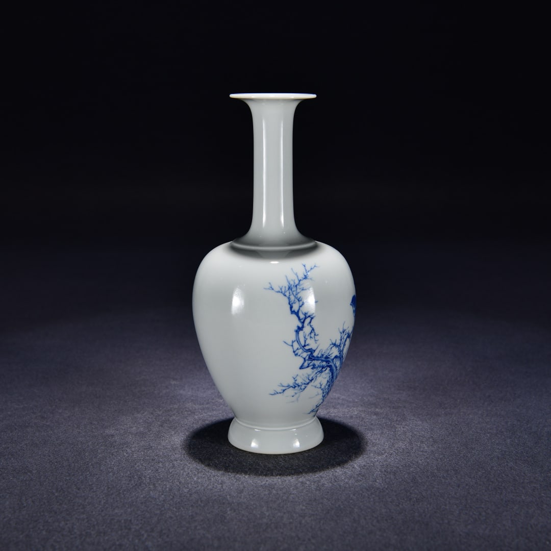 A blue and white flower and bird vase made in the Qianlong period of the Qing Dynasty: Qing Dynasty Qianlong year blue and white flower and bird picture bottle Size:H:14cmW:11cm (The Dimensions Of All Batches Are Manually Measured.If You Need More Detailed Information, Please Contact Ou