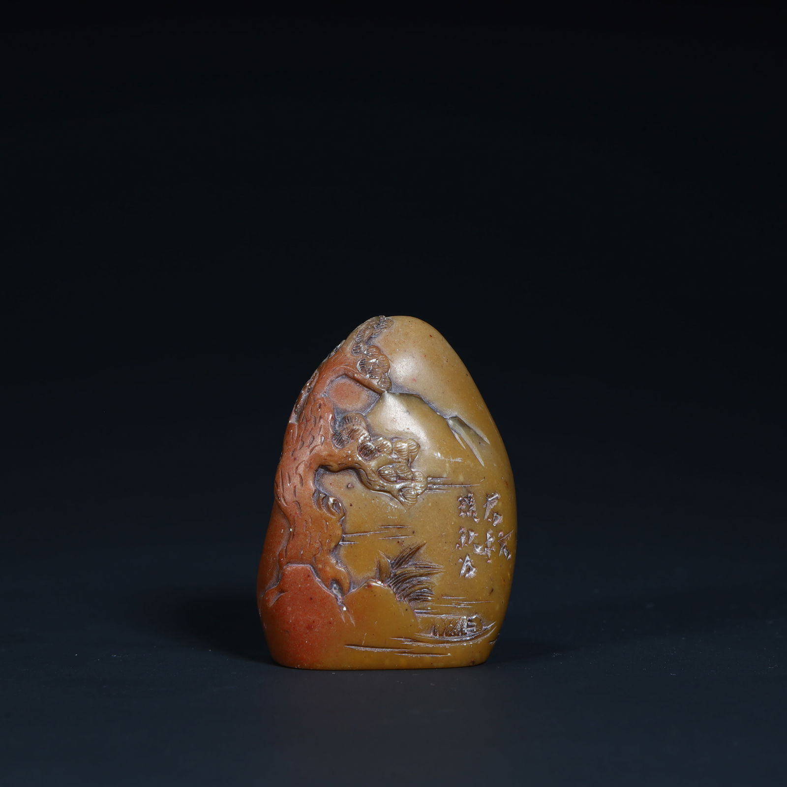 A Qing Dynasty Shoushan stone is carved with a thin seal (1 of 9)