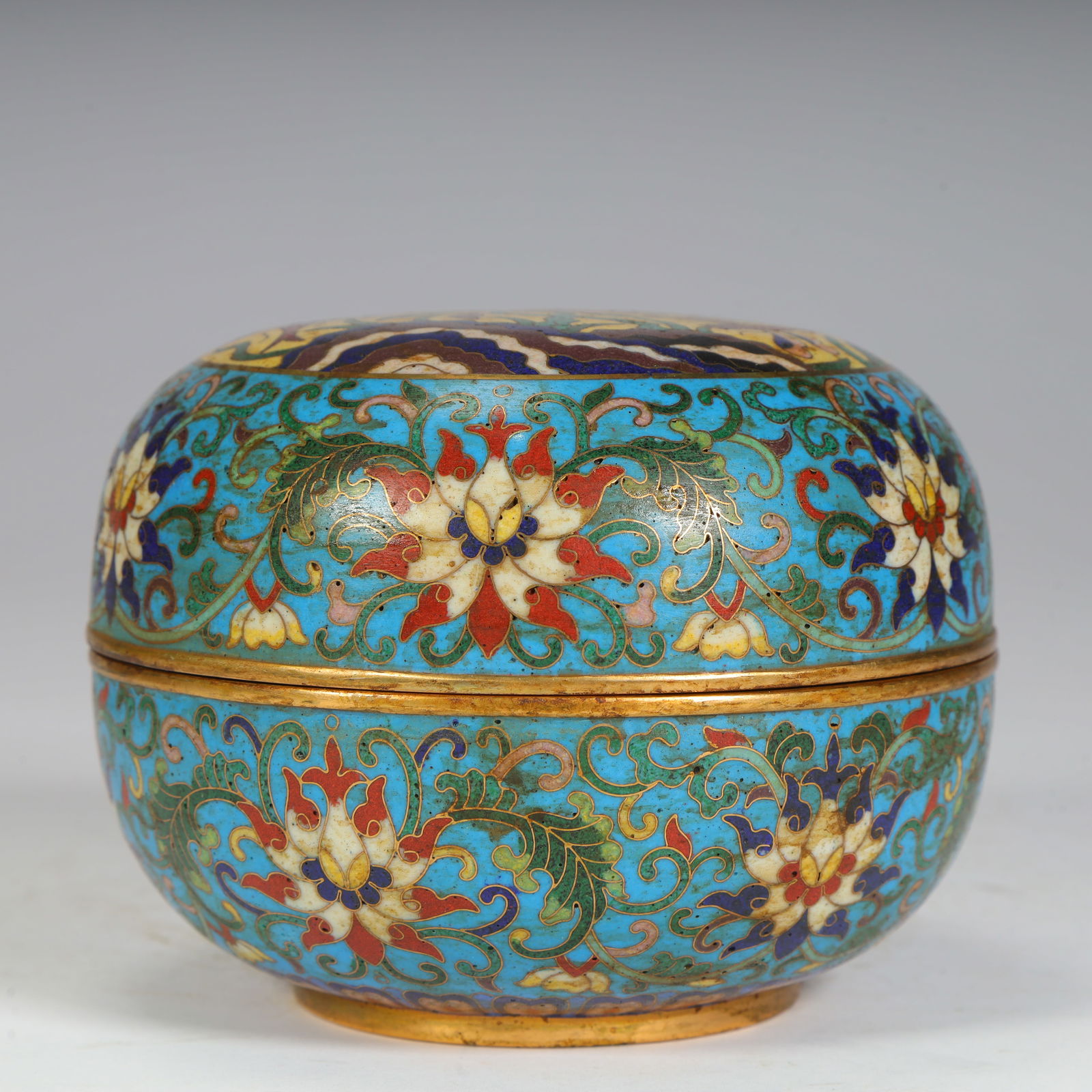 A Qing Dynasty Qianlong cloisonné enamel entwined floral pattern lid box: Qing Dynasty Qianlong style cloisonné enamel entwined floral pattern cover box Size:H:9cmL: 11.5cmW:11.5cmW:0.7kg (The Dimensions Of All Batches Are Manually Measured.If You Need More Detailed Inform
