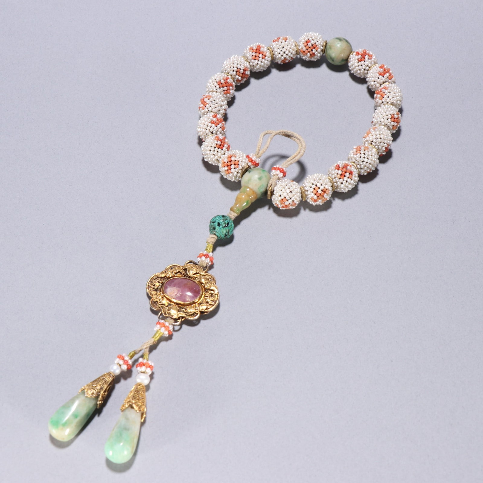 A piece of Qing Dynasty pearl wrapped agarwood inlaid rice swastika pattern eighteen sons held: The pearl wrap of agarwood in the Qing Dynasty is inlaid with rice swastika pattern eighteen hands Size:Pearldiameter:1.3cmW:0.0761kg (The Dimensions Of All Batches Are Manually Measured.If You Need M