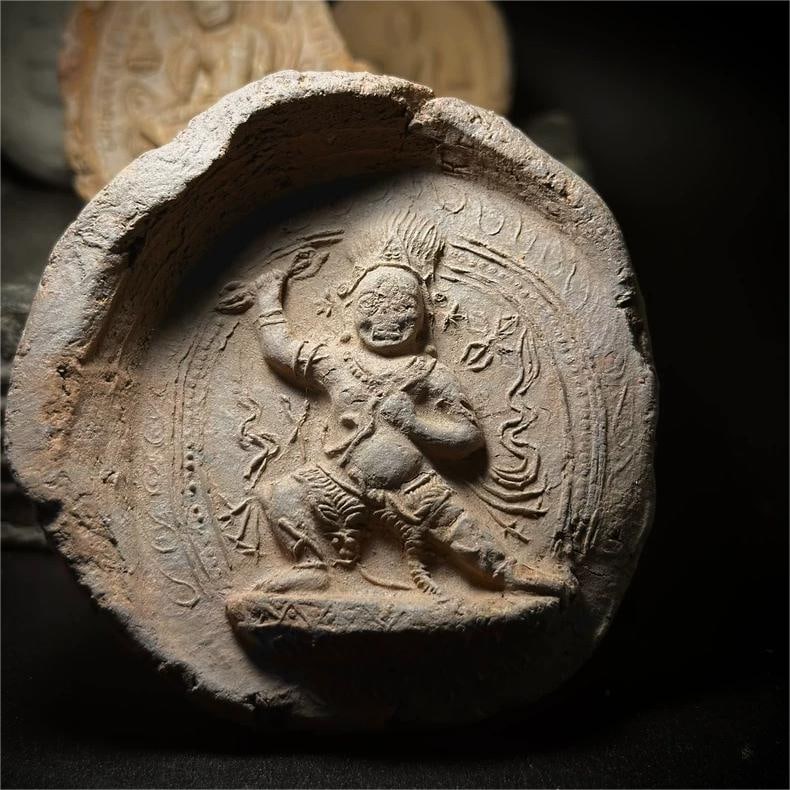 An 11th-century Vajra hand rub: 11th century Vajra hand rubbing Size:H:8.4cmW:8.0cm (The Dimensions Of All Batches Are Manually Measured.If You Need More Detailed Information, Please Contact Our Customer Service Before Bidding.)