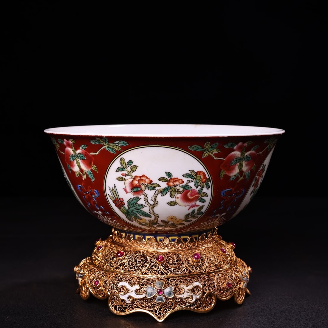 A hand-painted pastel enamel bowl with a sterling silver filigree gilt base from the Qing Dynasty: The Qing Dynasty's imperial collection of sterling silver filigree gilt base hand-painted pastel enamel bowls Size:W:350gH:10.5cmD:14.5cm (The Dimensions Of All Batches Are Manually Measured.If You Ne