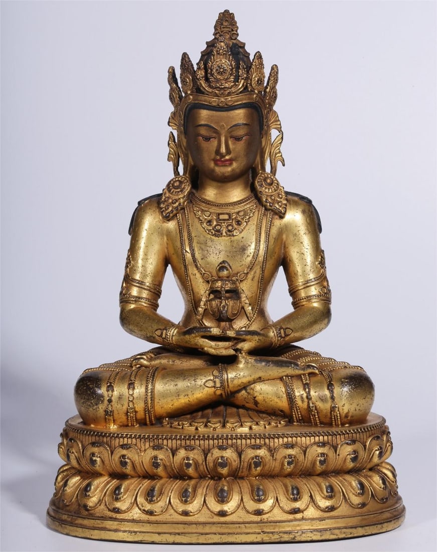 A bronze gilt seated statue of the Buddha of Infinite Life in the Qing Dynasty (1 of 8)