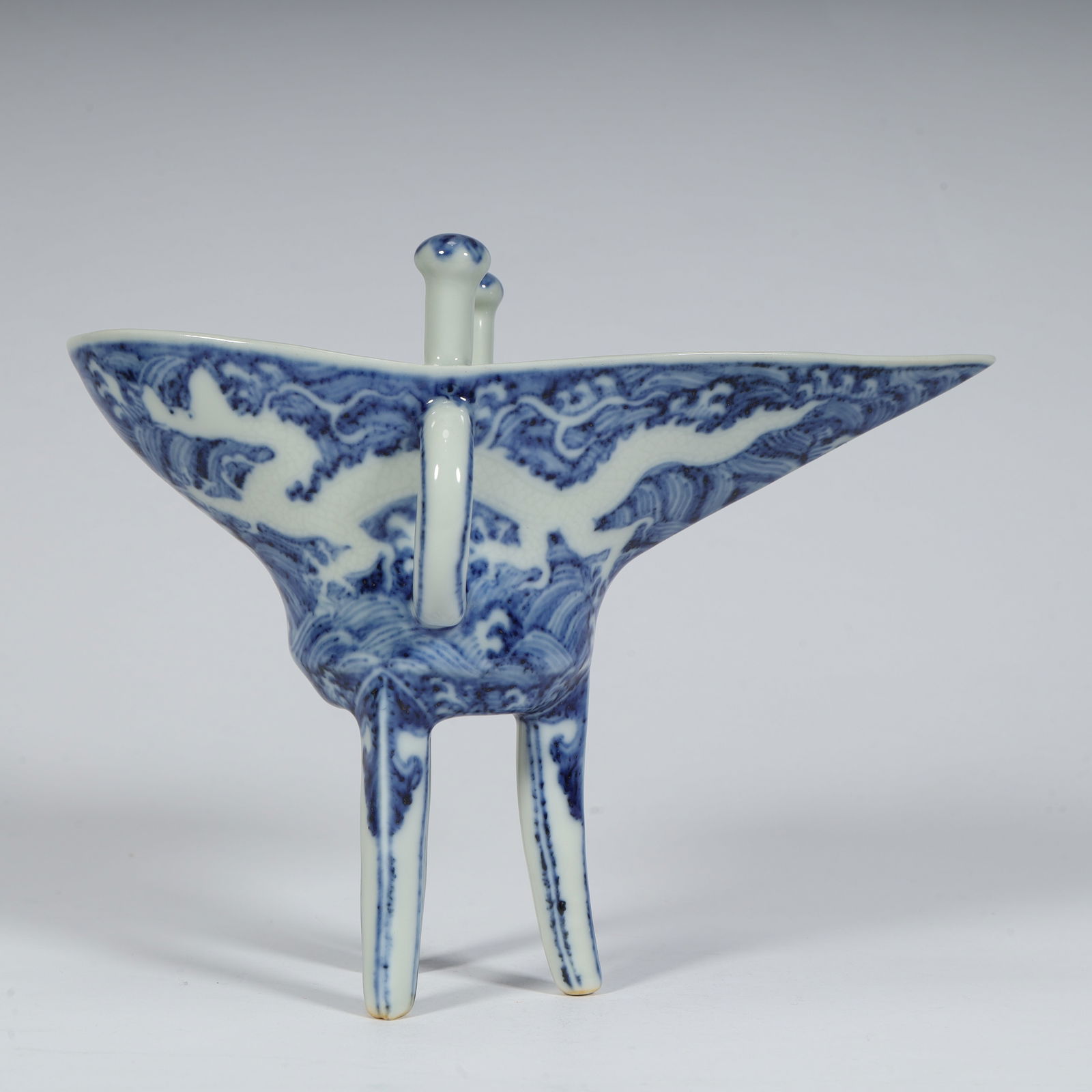 A blue and white white seawater dragon pattern cup from the Ming Dynasty: The blue and white white seawater dragon cup of the Ming Dynasty Size:H:14cmL: 17.3cmW:8.5cmW:196.5g (The Dimensions Of All Batches Are Manually Measured.If You Need More Detailed Information, Please