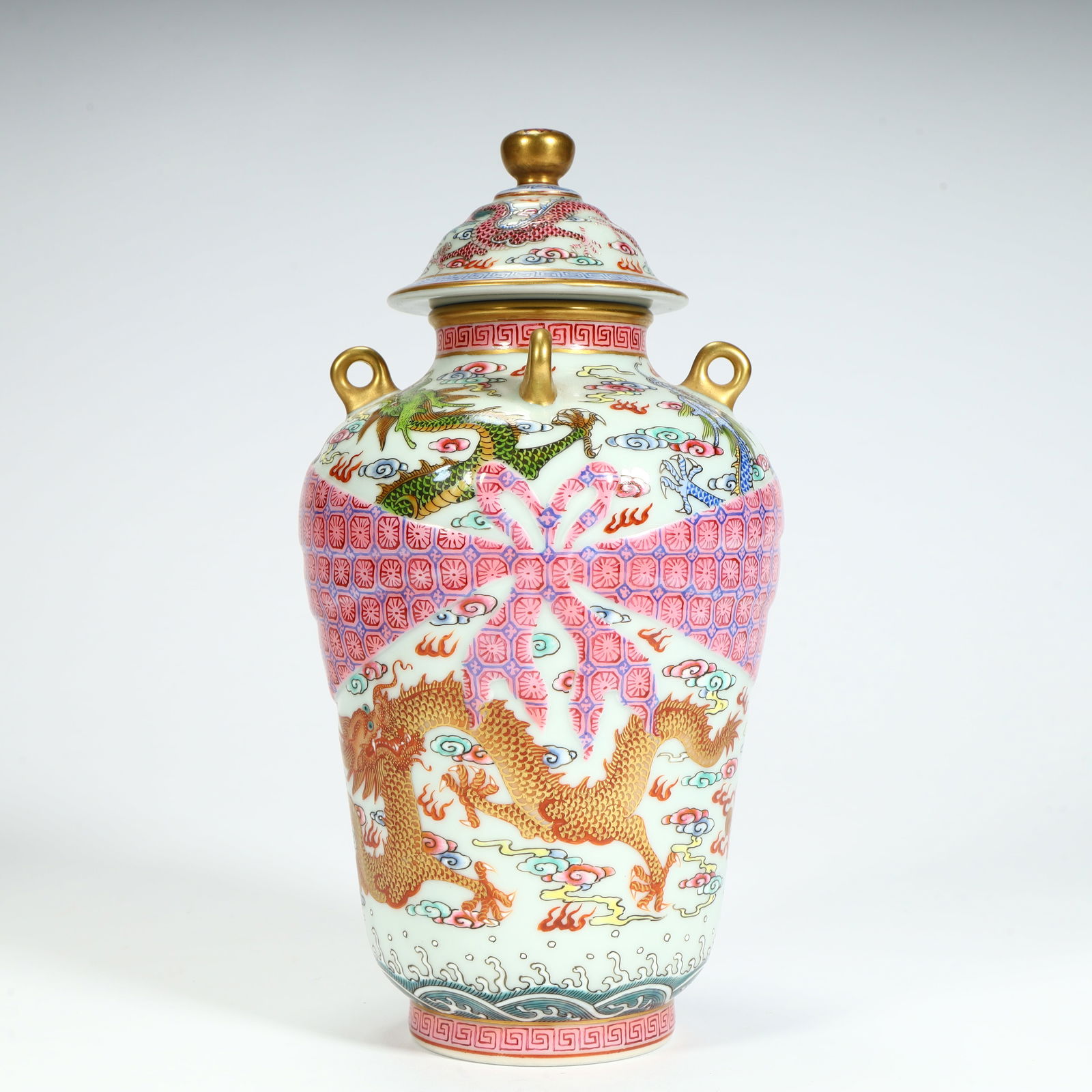 A pastel consecrated cloud dragon pattern double-lid jar made in the Qianlong period of the Qing: Qing Dynasty Qianlong year pastel consecrated cloud dragon pattern double lid jar Size:H:20cmL: 10cmW:10cmW:1028g (The Dimensions Of All Batches Are Manually Measured.If You Need More Detailed Informa