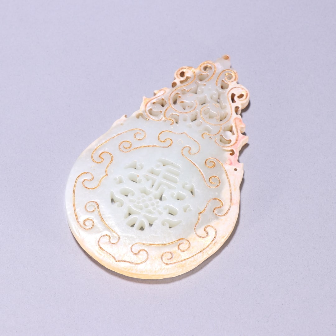 A piece of ancient jade painted with gold from the Han Dynasty: The ancient jade of the Han Dynasty is painted with gold Size:L:13.3cmW:8.3cmW:0.1256kg (The Dimensions Of All Batches Are Manually Measured.If You Need More Detailed Information, Please Contact Our C