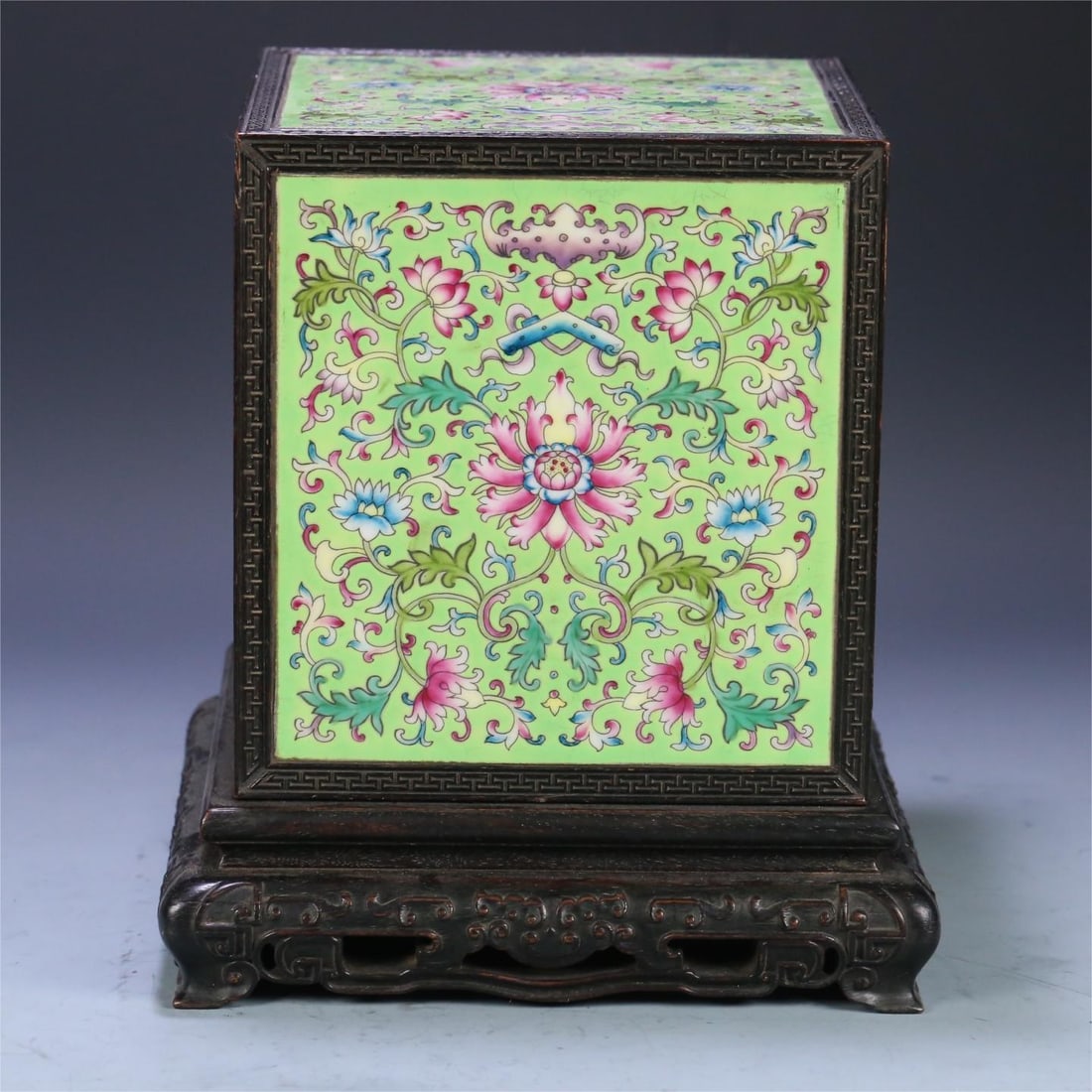 A beautiful rosewood inlaid pastel entwined floral printing box: Exquisite rosewood inlaid pastel entwined floral printing box Size:25.5x23x23cmW:3.185kg (The Dimensions Of All Batches Are Manually Measured.If You Need More Detailed Information, Please Contact Our