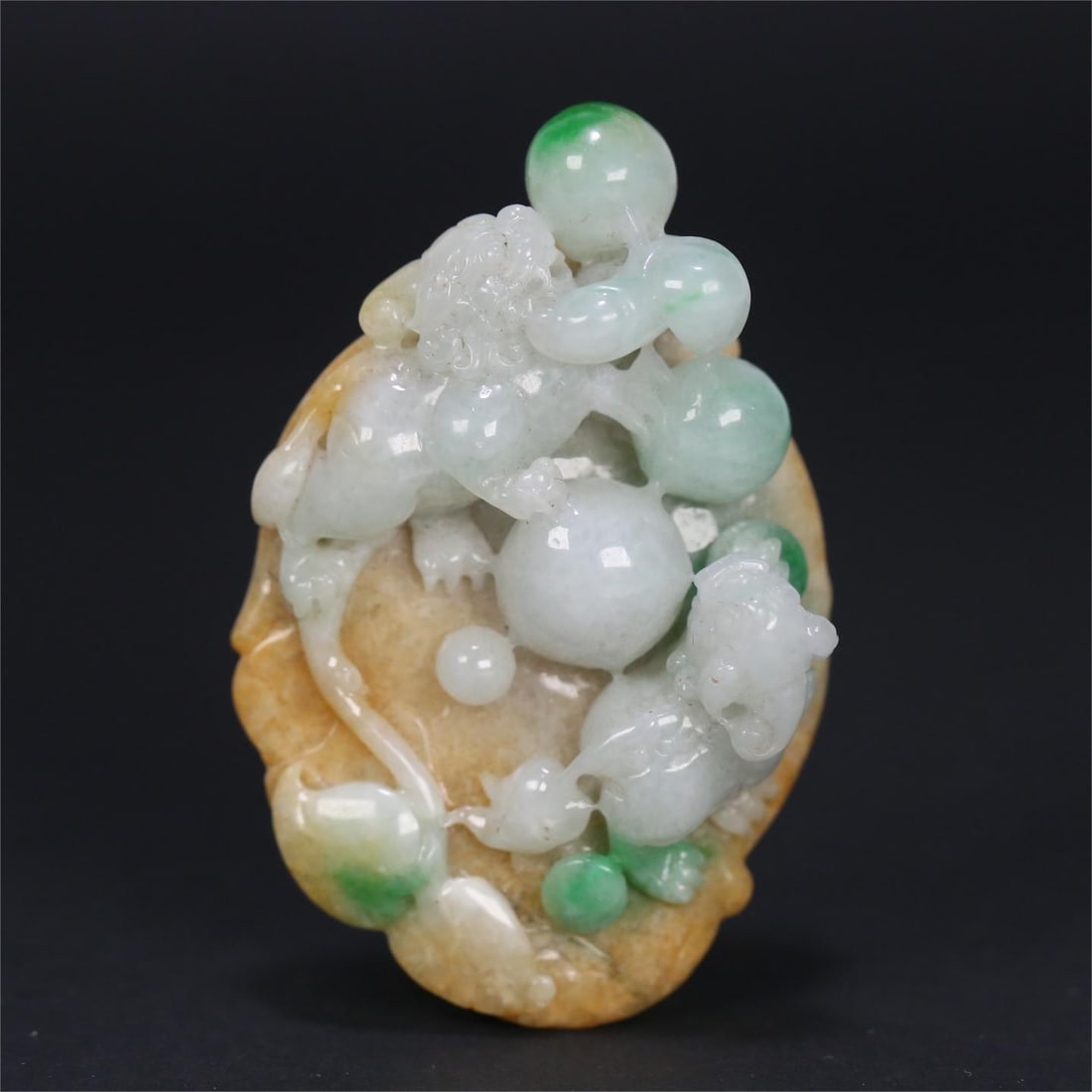 A beautiful carving of an old jade beast spirit child: Exquisite old jade beast spirit carvings Size:6.3x4.1x1.9cmW:0.0475kg (The Dimensions Of All Batches Are Manually Measured.If You Need More Detailed Information, Please Contact Our Customer Service Be