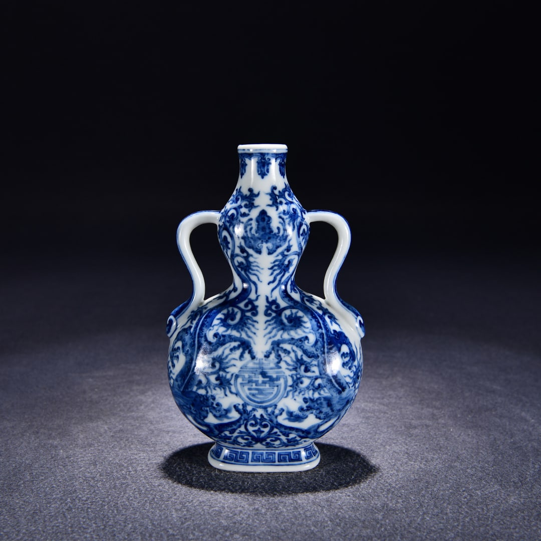 A blue and white dragon pattern ruyi gourd bottle made in the Qianlong period of the Qing Dynasty (1 of 9)