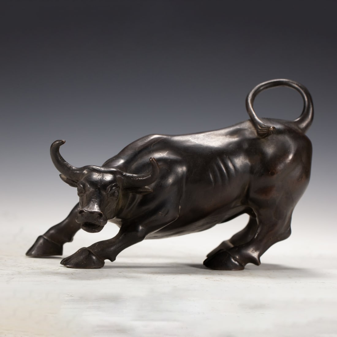 A fine copper bull: Exquisite copper bull Size:L:19cmW:13cmH:13cmW:1.520kg (The Dimensions Of All Batches Are Manually Measured.If You Need More Detailed Information, Please Contact Our Customer Service Before Bidding.)