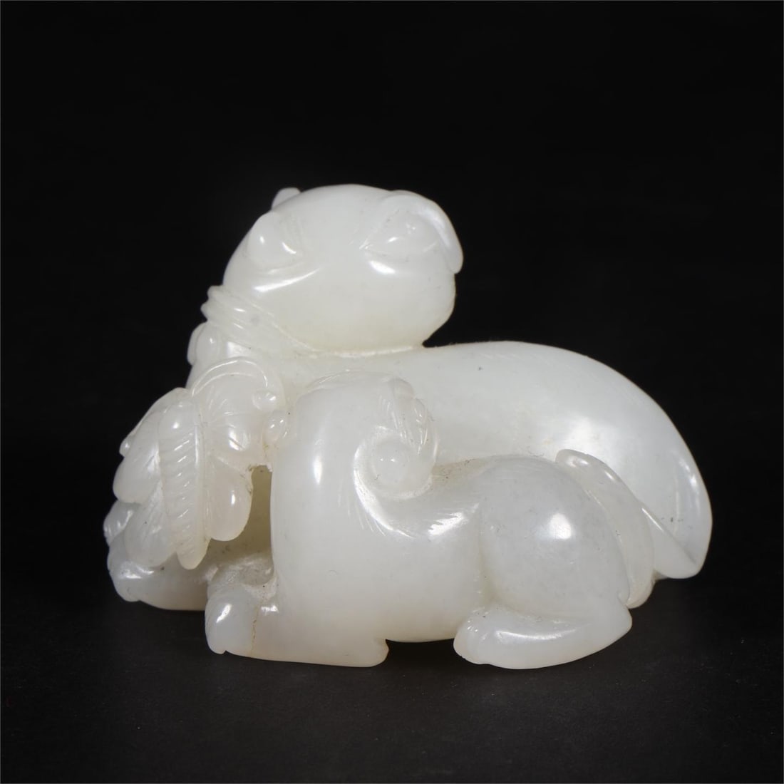 A pair of Hetian white jade double badgers from the Qing Dynasty (1 of 8)
