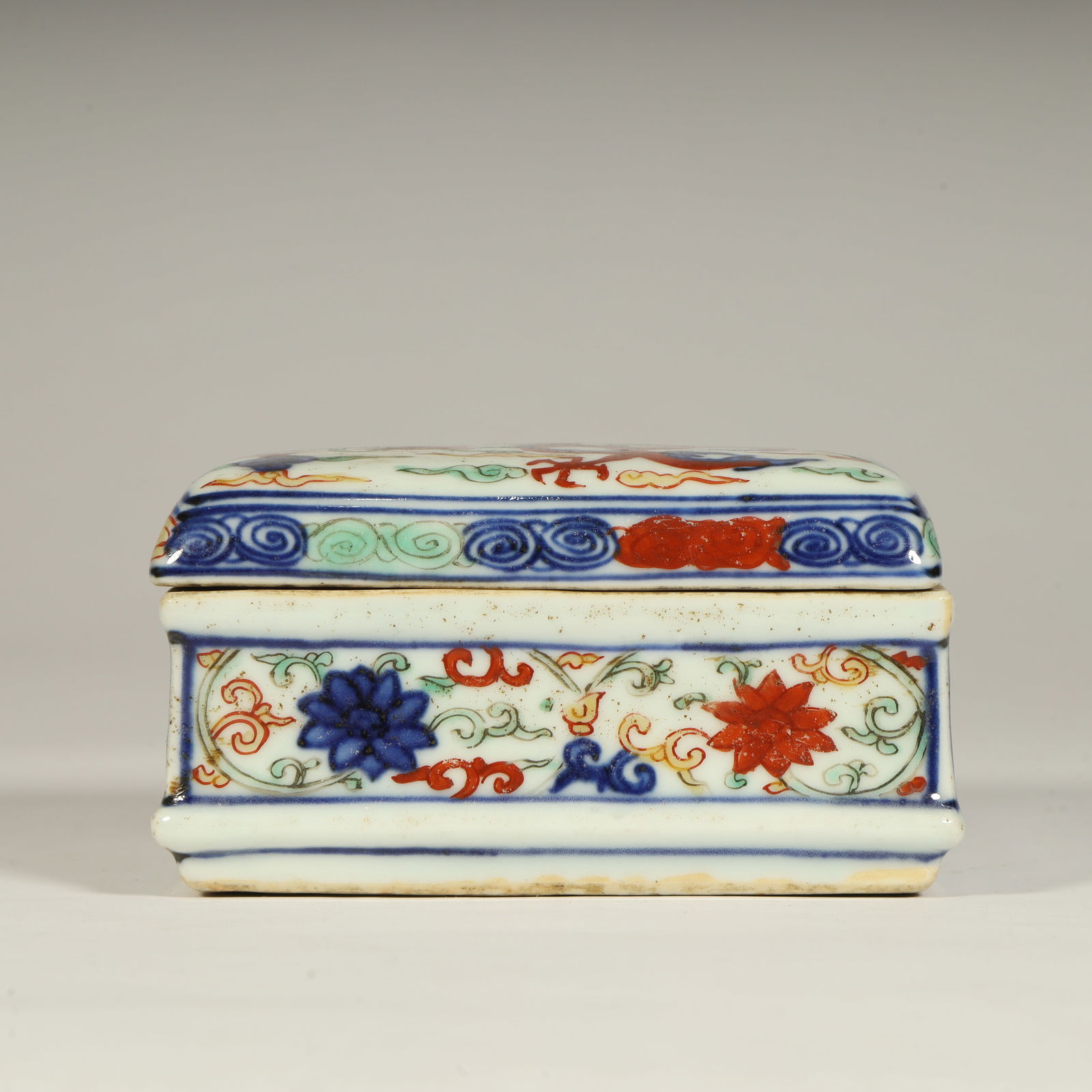 A rectangular lid box with a multi-colored entwined floral pattern made in the Wanli period of the (1 of 10)
