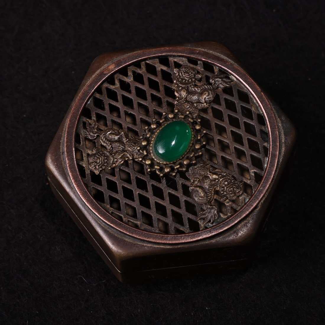 A beautiful pure copper-encrusted gemstone incense box: Exquisite pure copper inlaid gemstone incense box Size:W:120gH:3.5cmD:8cm (The Dimensions Of All Batches Are Manually Measured.If You Need More Detailed Information, Please Contact Our Customer Servic