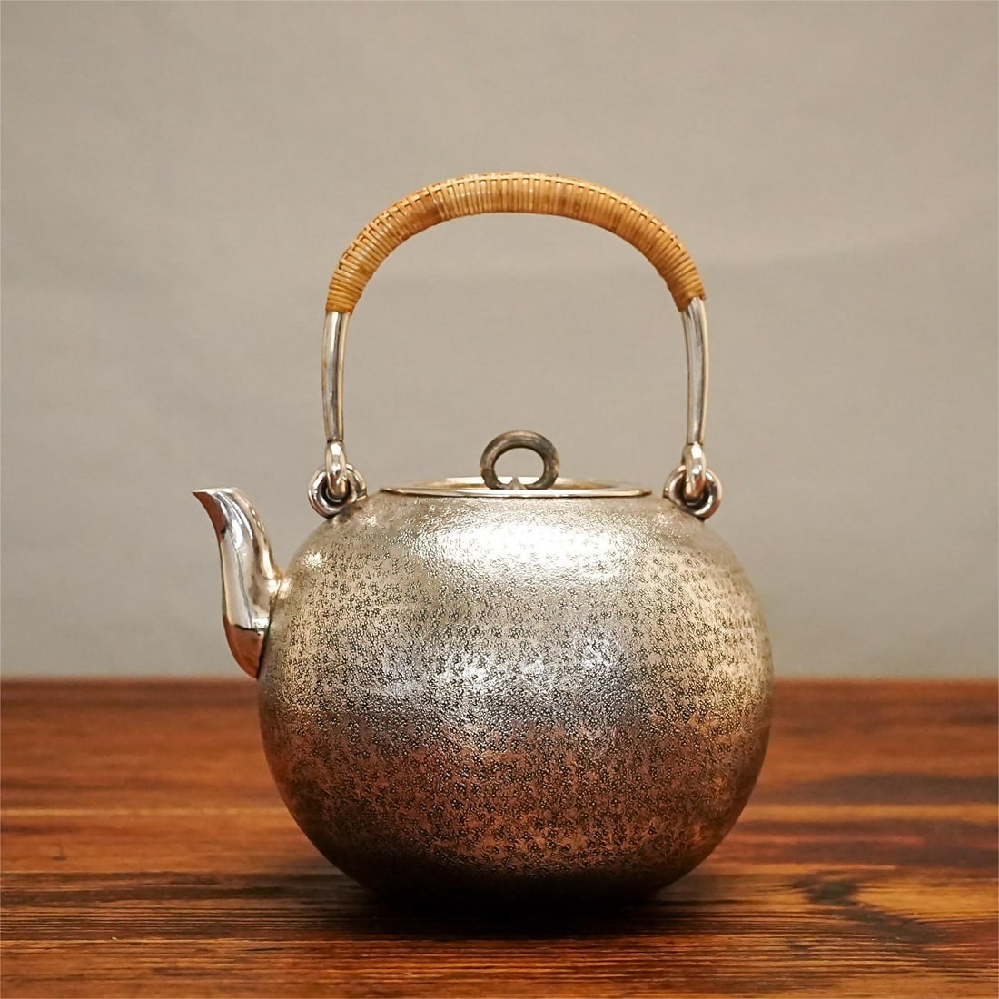 A fine Japanese silver pot: Exquisite Japanese silver pot Size:18×14cmW:414g (The Dimensions Of All Batches Are Manually Measured.If You Need More Detailed Information, Please Contact Our Customer Service