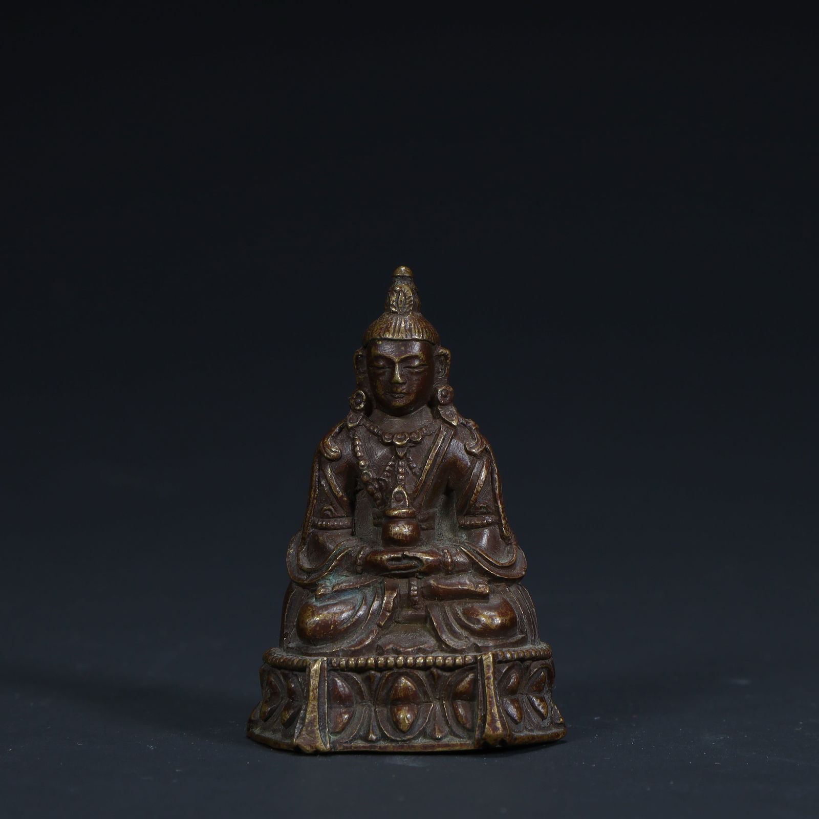 A bronze statue of the Buddha of Infinite Life: Bronze statue of the Buddha of Infinite Life Size:H:5.2cmL: 3.5cmW:1.7cmW:70.7g (The Dimensions Of All Batches Are Manually Measured.If You Need More Detailed Information, Please