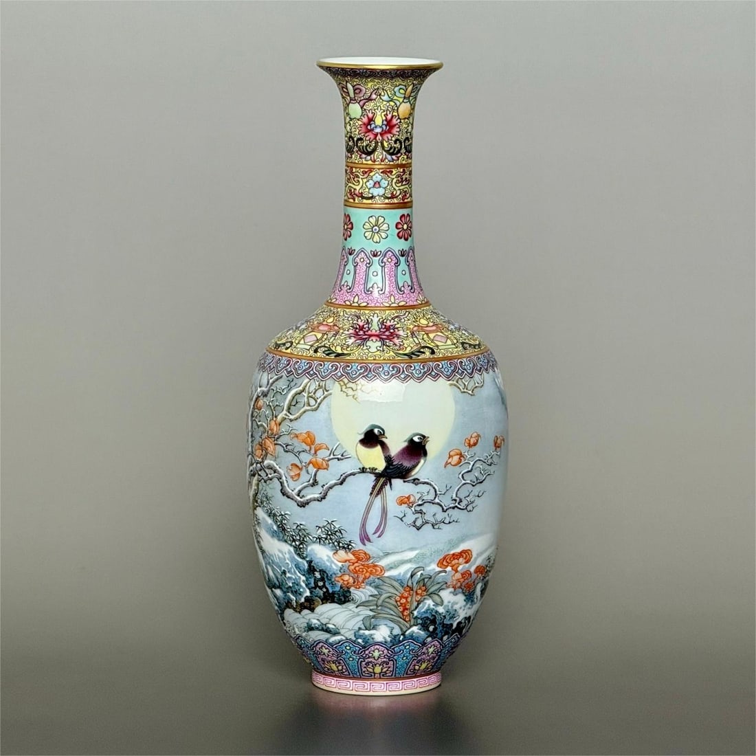 A poem vase with a double ribbon bird inscription under the ancient Yuexuan pattern of the Qing: The ancient Yuexuan pattern made in the Qianlong period of the Qing Dynasty depicts the gold-rimmed snow moon ribbon, Anturui under the snow moon, the double ribbon bird inscription, the poem bottle,