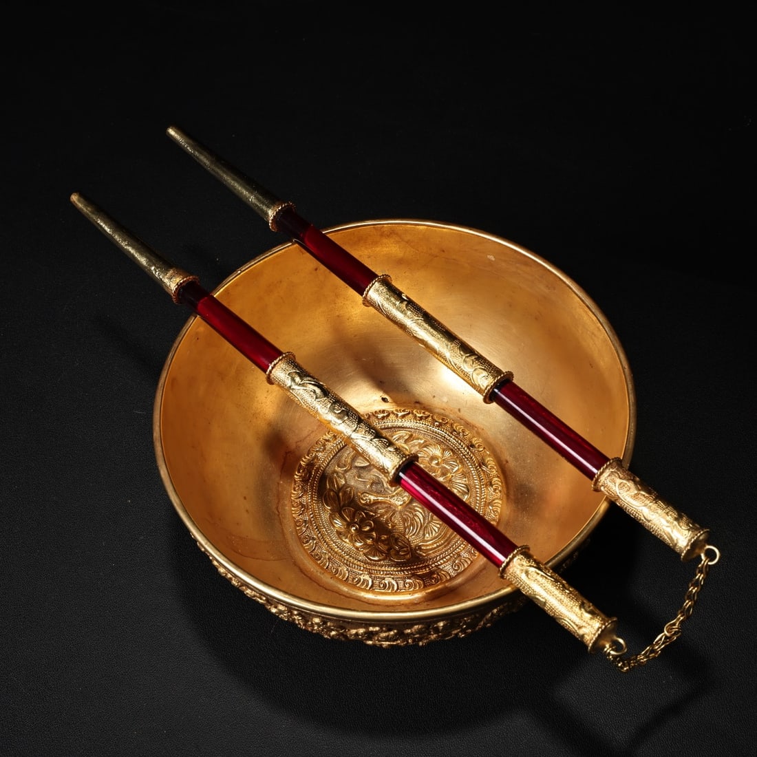 A set of exquisite pure copper high relief chiseled gilt ruby chopsticks and bowl tableware: Exquisite pure copper high relief carved gilt ruby chopsticks bowl tableware Size:L:23cmW:700gH:7cmCalibre:13cm (The Dimensions Of All Batches Are Manually Measured.If You Need