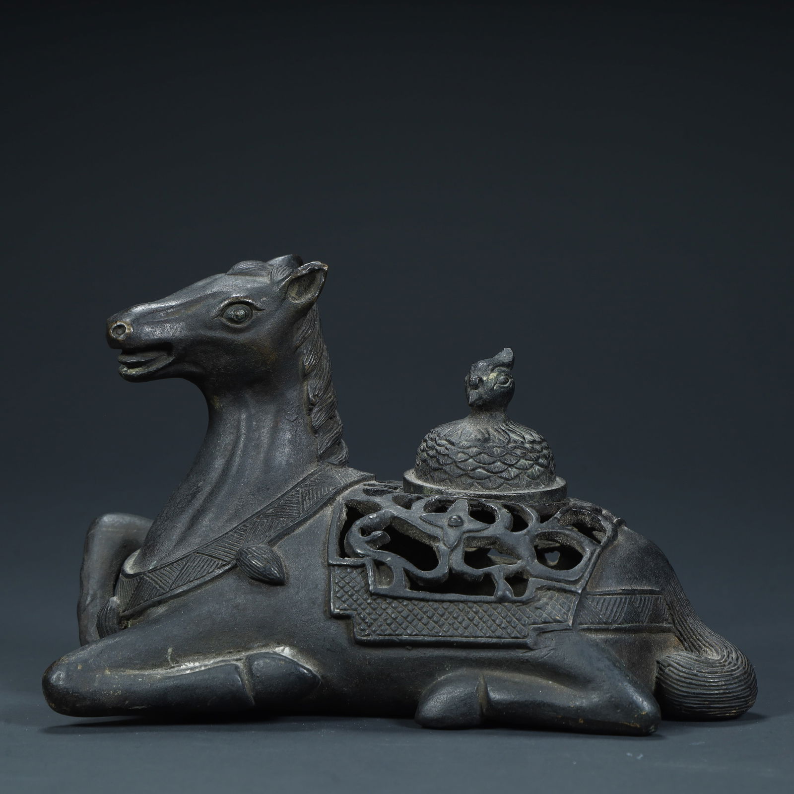 A Ming Dynasty copper lying horse-shaped aromatherapy: Ming Dynasty copper reclining horse-shaped aromatherapy Size:H:10cmL: 14cmW:7cmW:514g (The Dimensions Of All Batches Are Manually Measured.If You Need More Detailed Information,