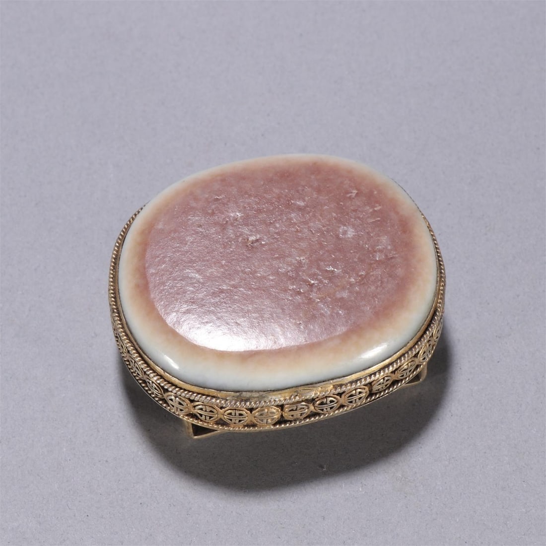 A silver-gilt Hetian jade seed belt buckle of the Qing Dynasty: Qing Dynasty silver gilt inlaid Hetian jade seed material belt buckle Size:W:6.1×5.3cmW:0.1036kg (The Dimensions Of All Batches Are Manually Measured.If You Need More Detailed