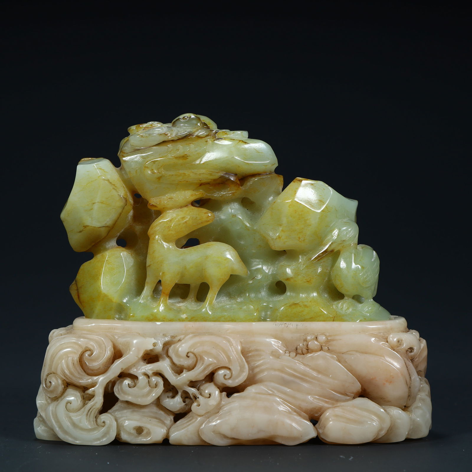 A Qing Dynasty green and white jade leather carved deer pattern mountain ornament: Qing Dynasty blue and white jade leather carved deer pattern mountain ornaments Size:H:9cmL: 10.5cmW:4cmW:327g (The Dimensions Of All Batches Are Manually Measured.If You Need More Detailed Informatio