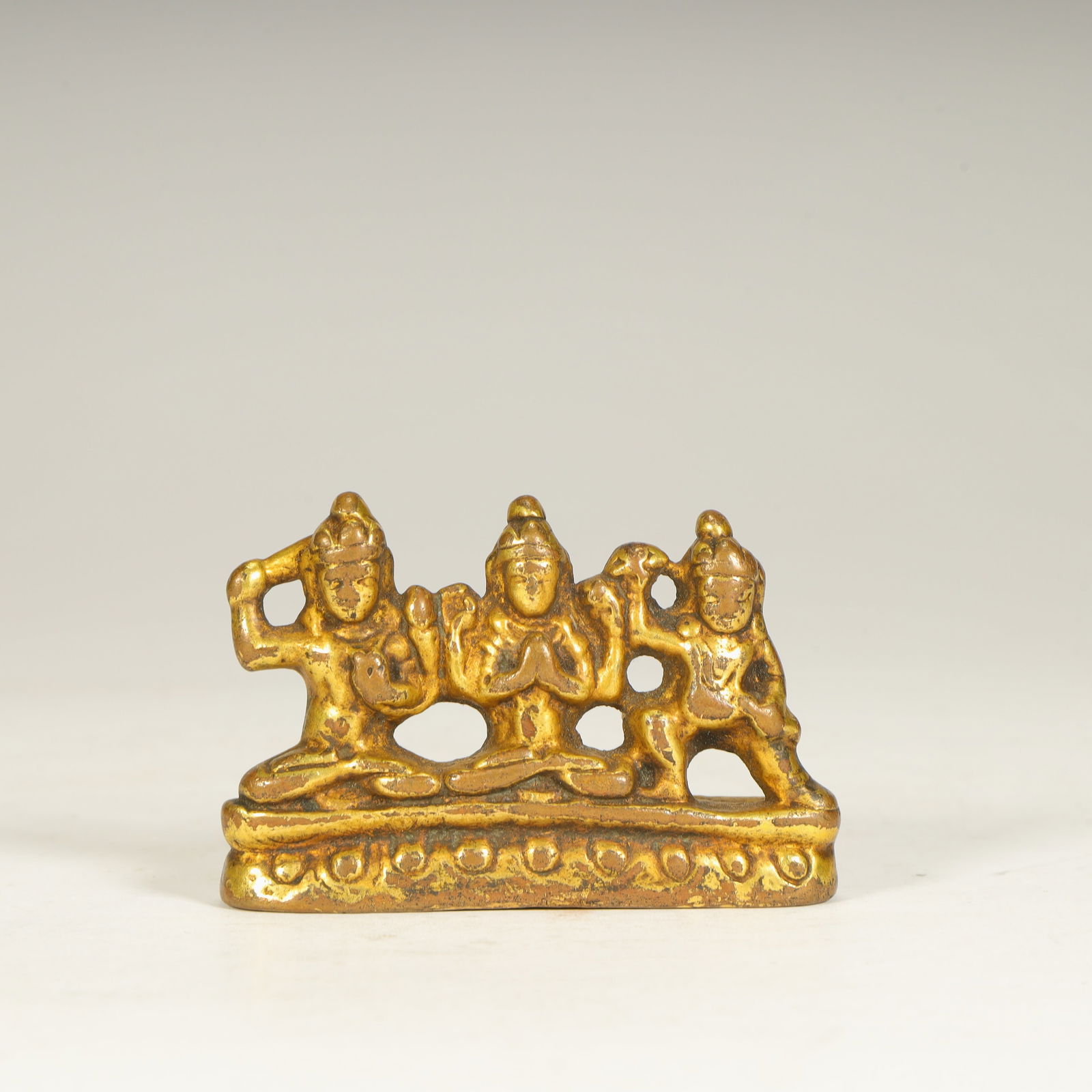 A bronze gilt statue of a Buddha and two sides in the Tang Dynasty: Tang Dynasty bronze gilt statue of one Buddha and two sides Size:H:4.3cmL: 6.4cmW:1.5cmW:111g (The Dimensions Of All Batches Are Manually Measured.If You Need More Detailed Information, Please Contact