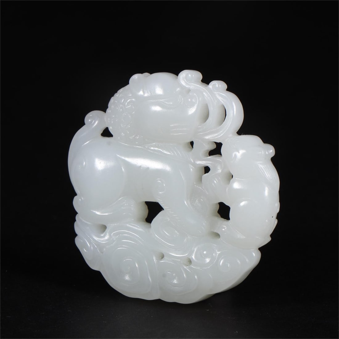 A Qing Dynasty Hetian white jade auspicious beast pendant: The Hetian white jade beast pendant of the Qing Dynasty Size:D:5.2cmT:1.1cmW:46g (The Dimensions Of All Batches Are Manually Measured.If You Need More Detailed Information, Please Contact Our Customer