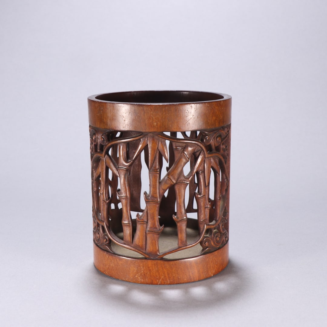 A boxwood carved bamboo pattern pen holder from the Qing Dynasty: Qing Dynasty boxwood transparent carved bamboo pattern pen holder Size:H:10.5cmW:8.8cmW:0.0975kg (The Dimensions Of All Batches Are Manually Measured.If You Need More Detailed Information, Please Cont