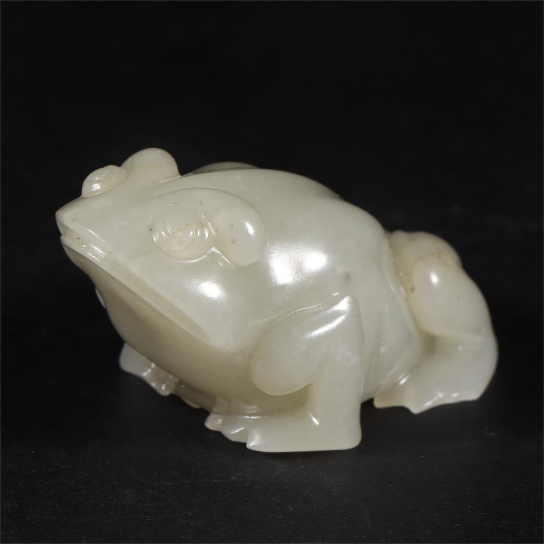 A frog made of Hetian jade seed material from the Qing Dynasty (1 of 9)