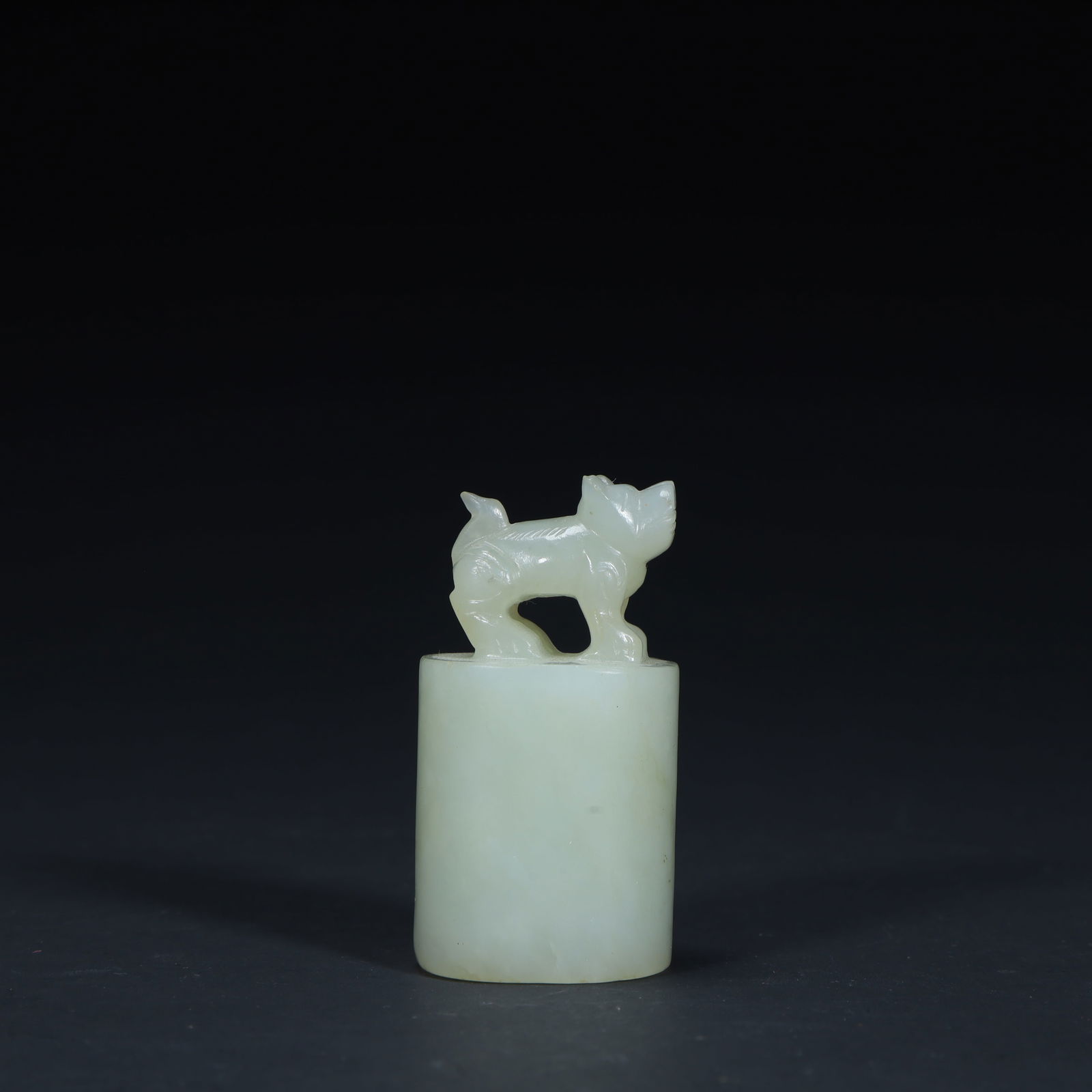 A Qing Dynasty Hetian white jade dog button round medallion: Qing Dynasty Hetian white jade dog button round medal Size:H:5.5cmL: 3.5cmW:3cmW:67.3g (The Dimensions Of All Batches Are Manually Measured.If You Need More Detailed Information, Please Contact Our Cu