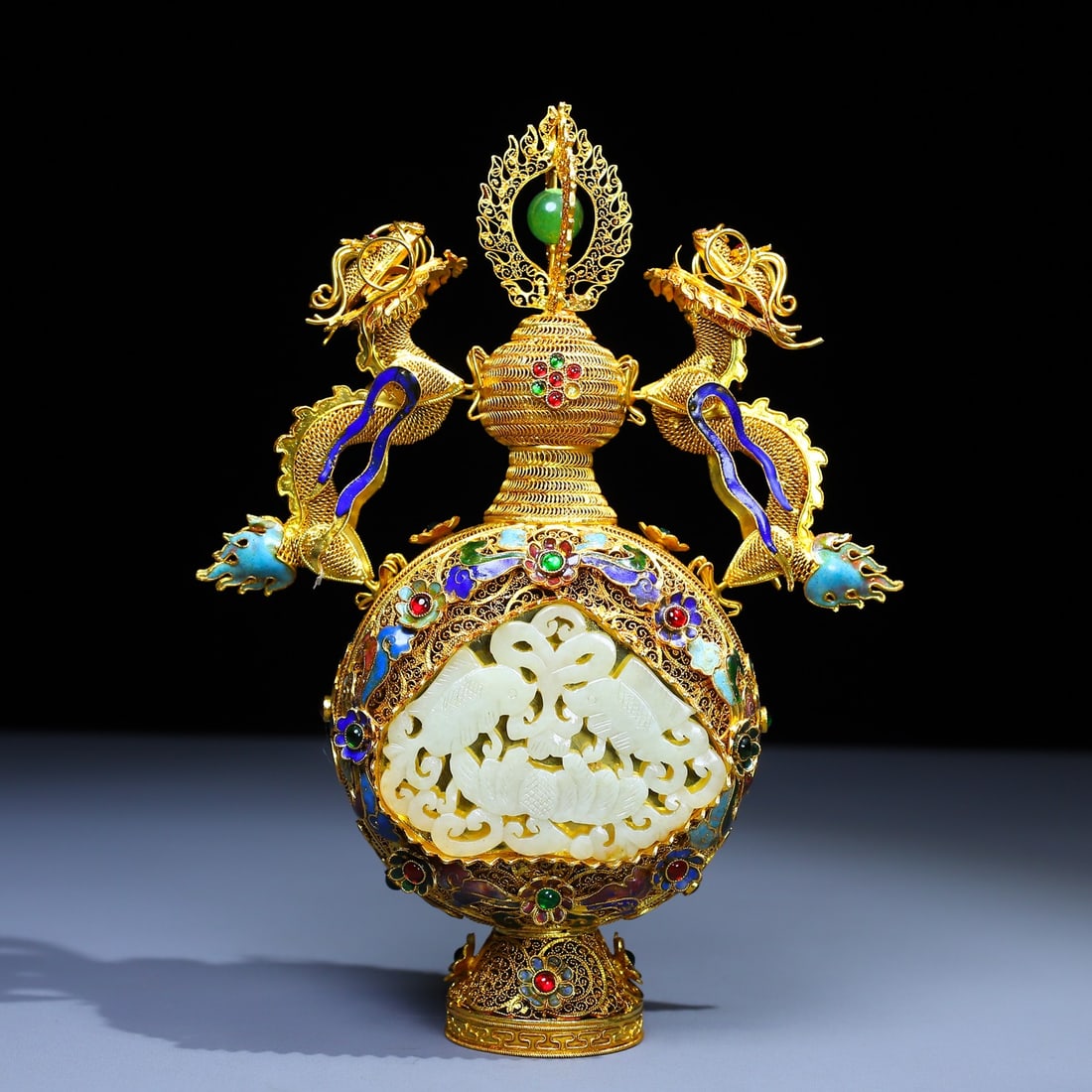 A beautiful filigree craft inlaid Hetian jade Erlong bead vase: Exquisite filigree craftsmanship inlaid with Hetian jade and dragon bead vase craftsmanship is really exquisite, the jade quality is delicate and exquisite Size:H:24cmW:17cmW:545g (The Dimensions Of A