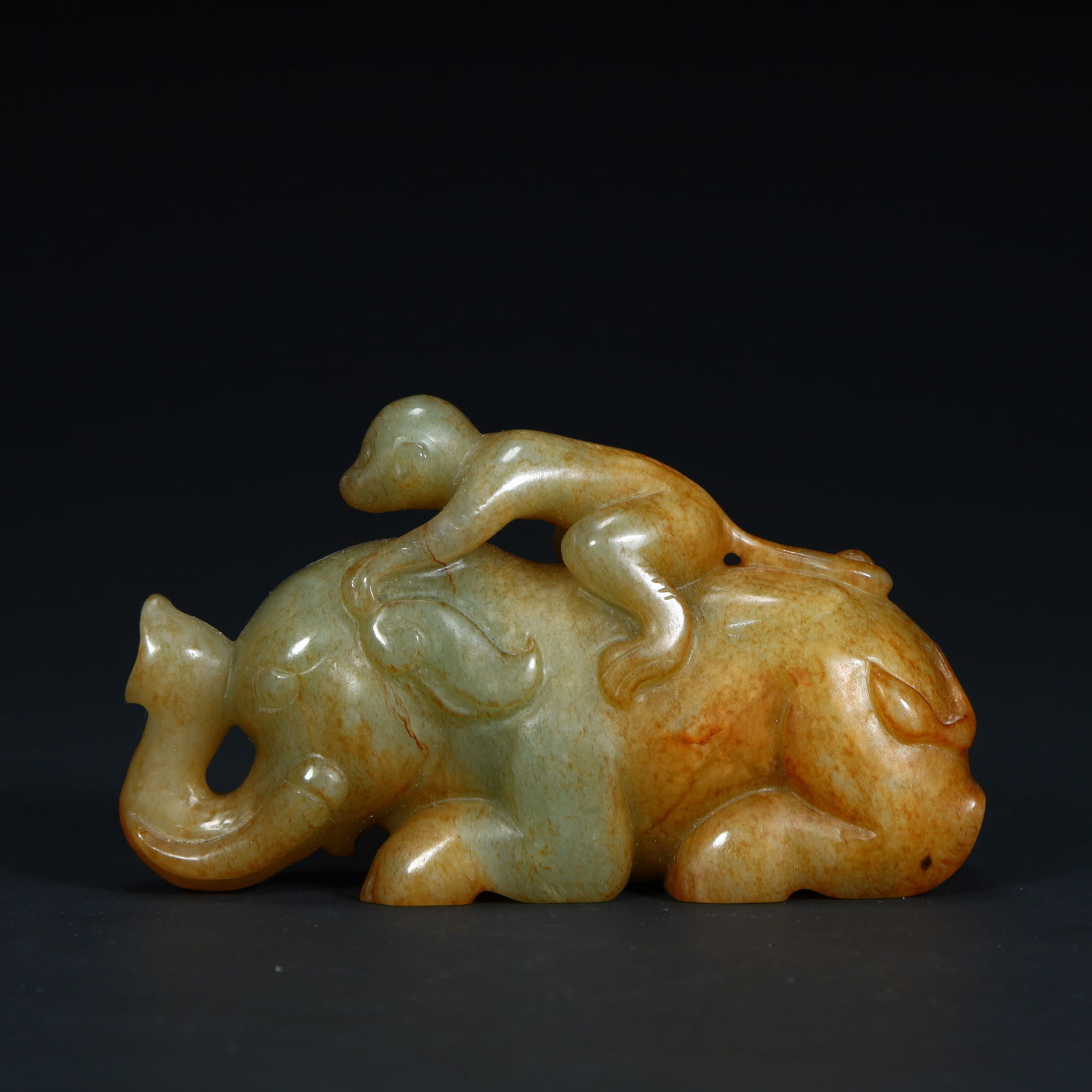 A piece of Hetian jade seed material from the Qing Dynasty: The Hetian jade seed material of the Qing Dynasty is colored and the marquis worships the piece Size:H:5cmL: 8.5cmW:2.8cmW:171.8g (The Dimensions Of All Batches Are Manually Measured.If You Need More