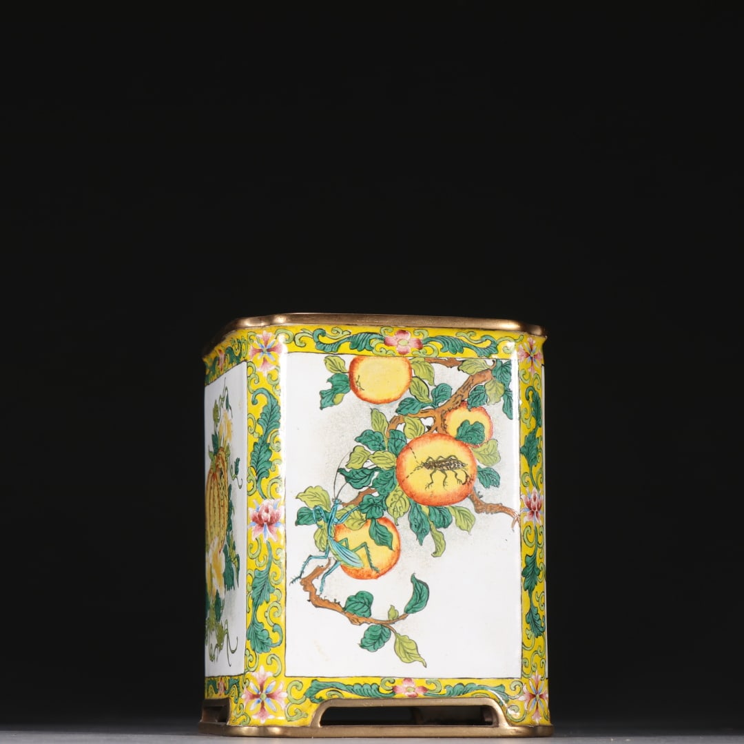 A bronze tire painting of the Qing Dynasty with an enamel window: The copper tire painting of the Qing Dynasty has enamel windows Size:H:8.8cmW:7.2cmW:0.298kg (The Dimensions Of All Batches Are Manually Measured.If You Need More Detailed Information, Please Contact