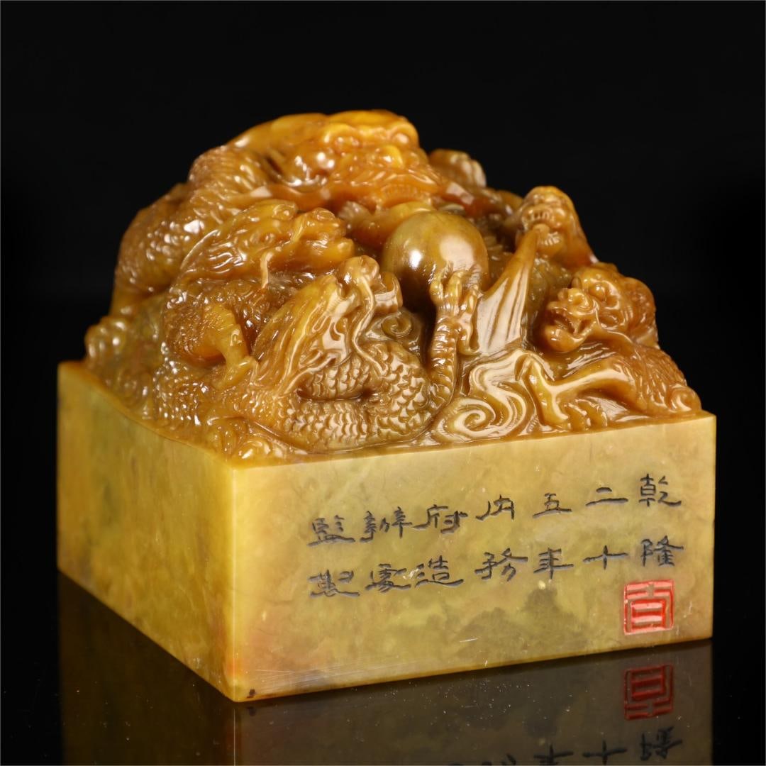 A fine Shoushan stone seal: Exquisite Shoushan stone seal Size:W:1144gH:8cmW:8.5cm (The Dimensions Of All Batches Are Manually Measured.If You Need More Detailed Information, Please Contact Our Customer Service Before Bidding.)