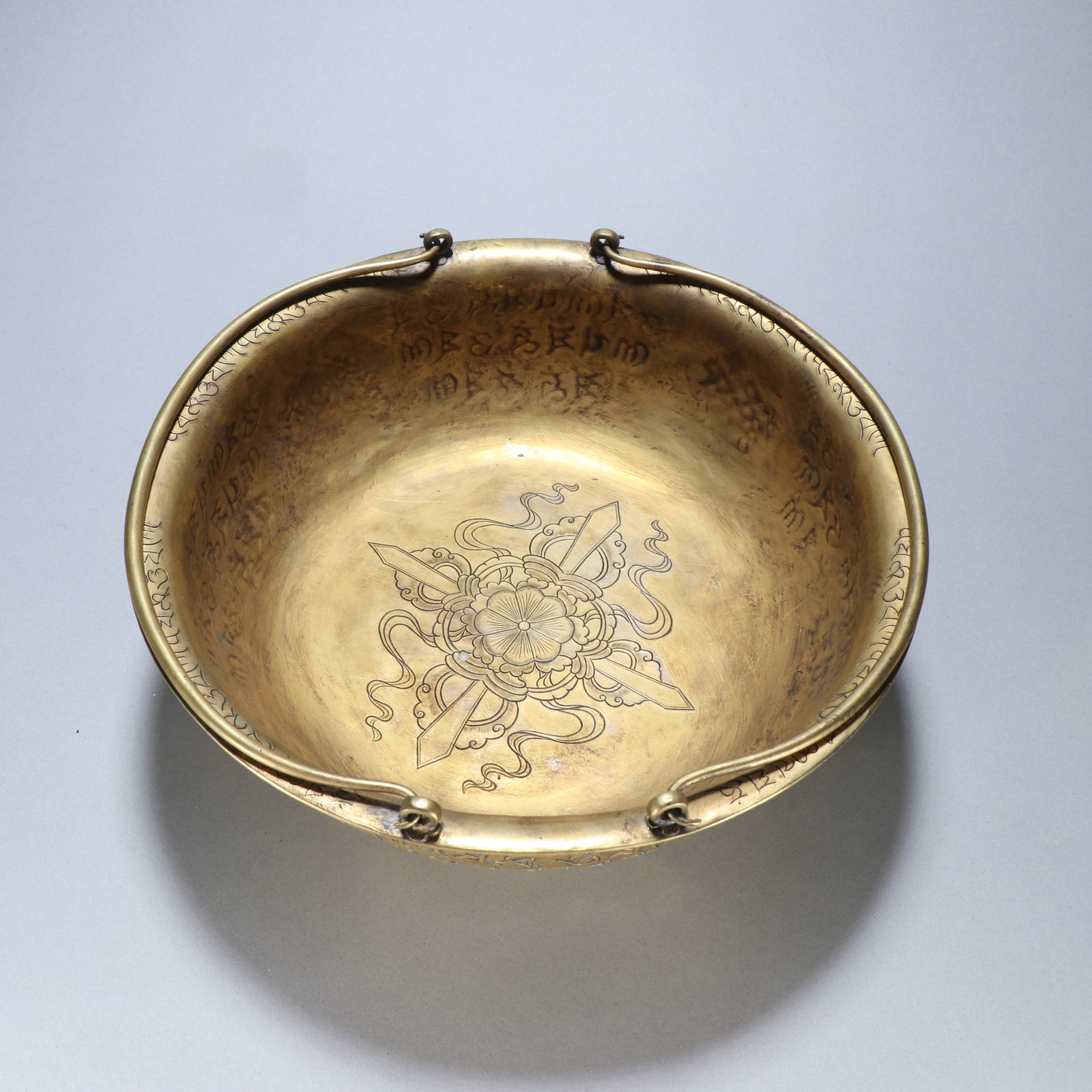 A large copper gilt bowl from the Ming Dynasty: The copper gilt bowl of the Ming Dynasty Size:H:10.6cmW:26cmW:1.998kg (The Dimensions Of All Batches Are Manually Measured.If You Need More Detailed Information, Please Contact Our Customer Service Be