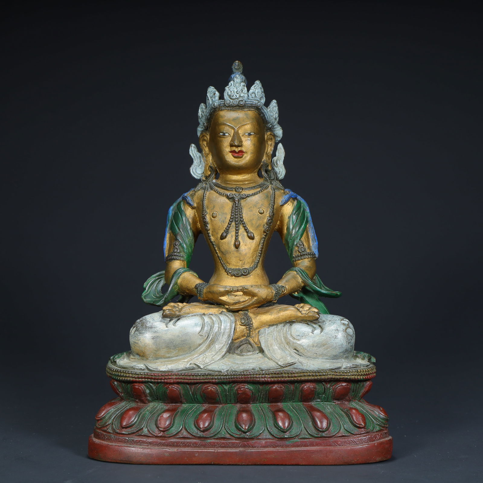 A Qing Dynasty clay gold painted statue of the Buddha of Infinite Life: The Qing Dynasty's mud and gold painting of the Buddha of Infinite Life Size:H:21cmL: 15cmW:9.5cmW:2.3kg (The Dimensions Of All Batches Are Manually Measured.If You Need More Detailed Information, Ple